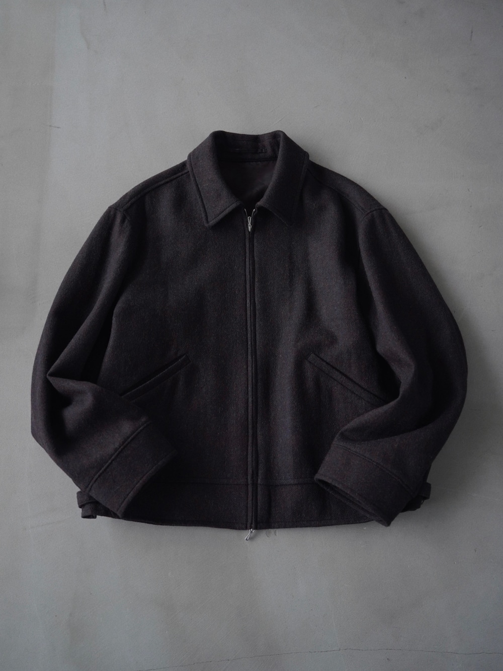 ブラウン系のブルゾン、ブラック系のベスト、ブラウン系のシャツ/ブラウスを着用したメンズの冬コーディネートの5枚目の写真