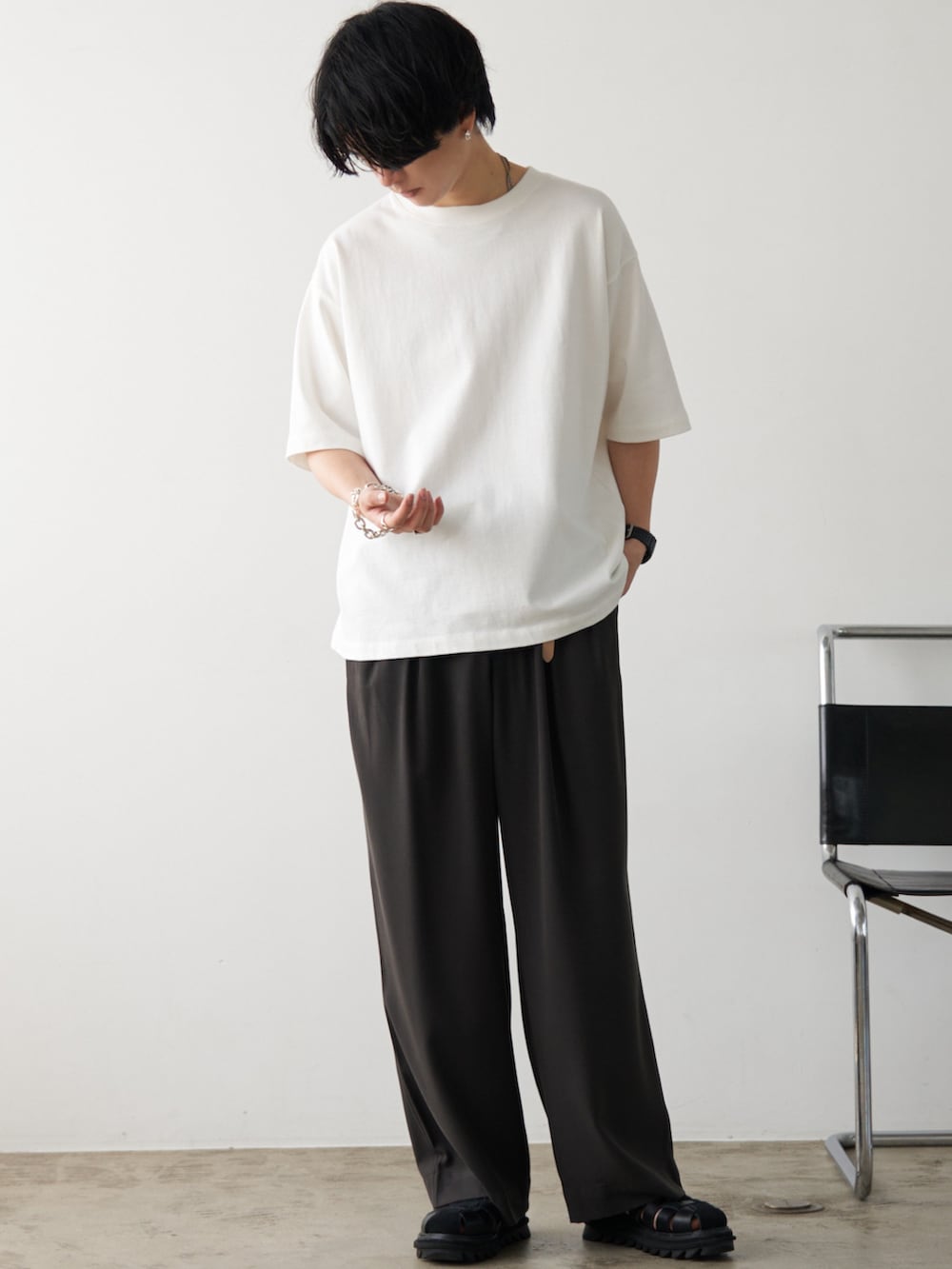 「初夏コーデ、モノトーン、休日スタイル、プチプラ、韓国ファッション、グルカサンダル、シンプルコーデ、ストリート、ビッグシルエット、厚底シューズ、お出かけコーデ、モード、きれいめカジュアル、スラックス、夏コーデ」|「WYM LIDNMの【WYM LIDNM】HEAVY WEIGHT BASIC BIG-TEE/カットソー(Tシャツ/カットソー、ホワイト系)」を使った、げんじさん(メンズ・175cm)の夏コーディネートの2枚目の写真