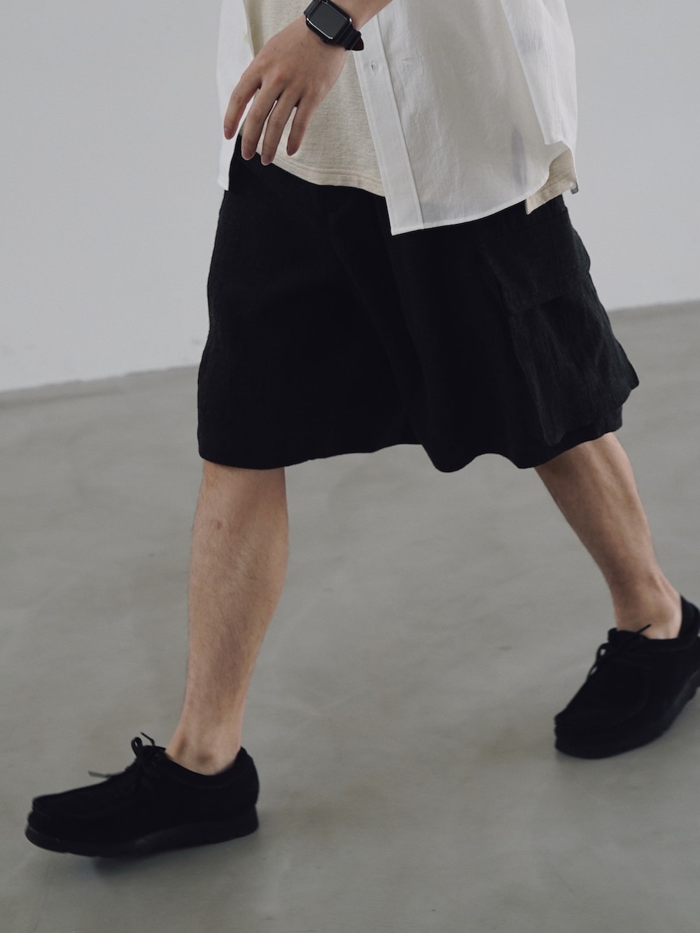 ホワイト系のシャツ/ブラウス、ホワイト系のタンクトップ、ブラック系のその他パンツを着用したメンズの春コーディネートの3枚目の写真