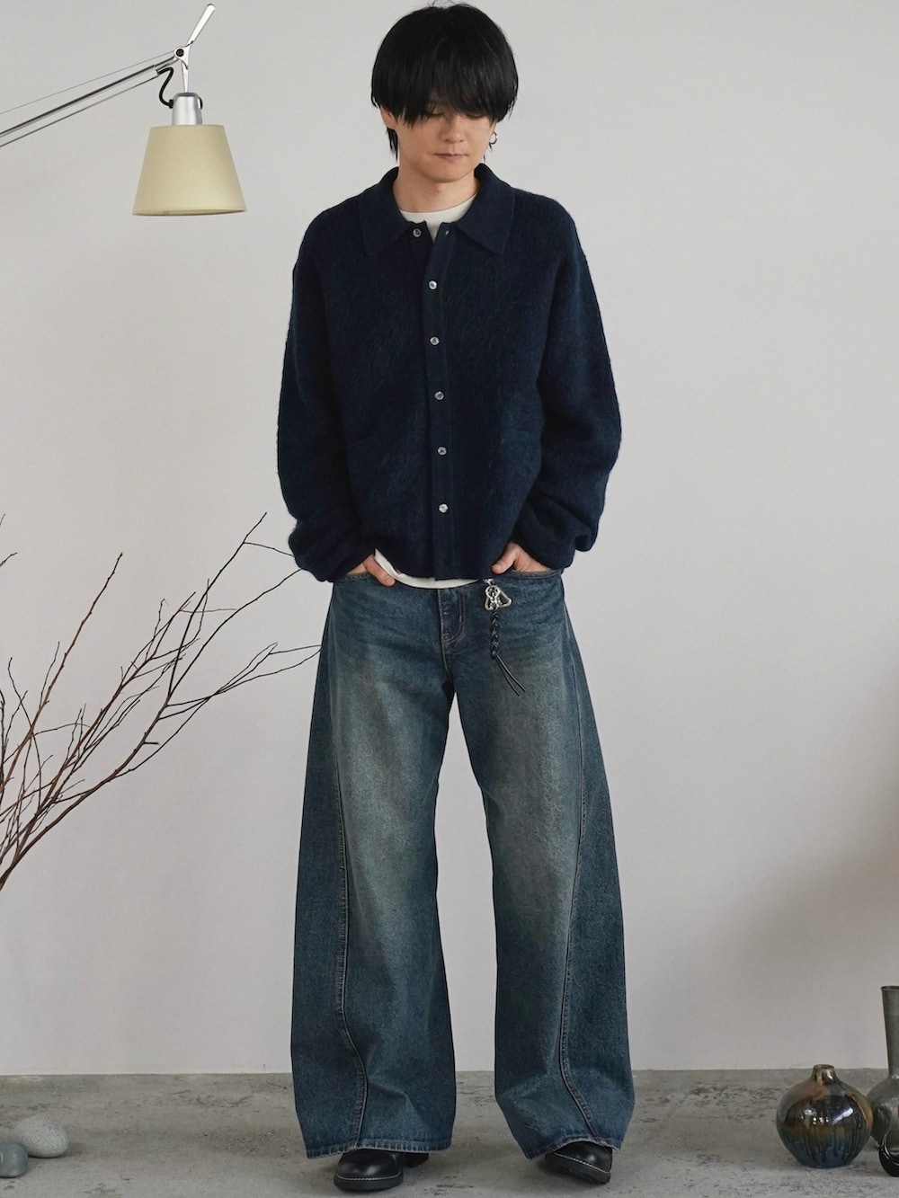 ブルー系のニット/セーター、ホワイト系のTシャツ/カットソー、ブルー系のデニムパンツを着用したメンズの秋コーディネートの3枚目の写真