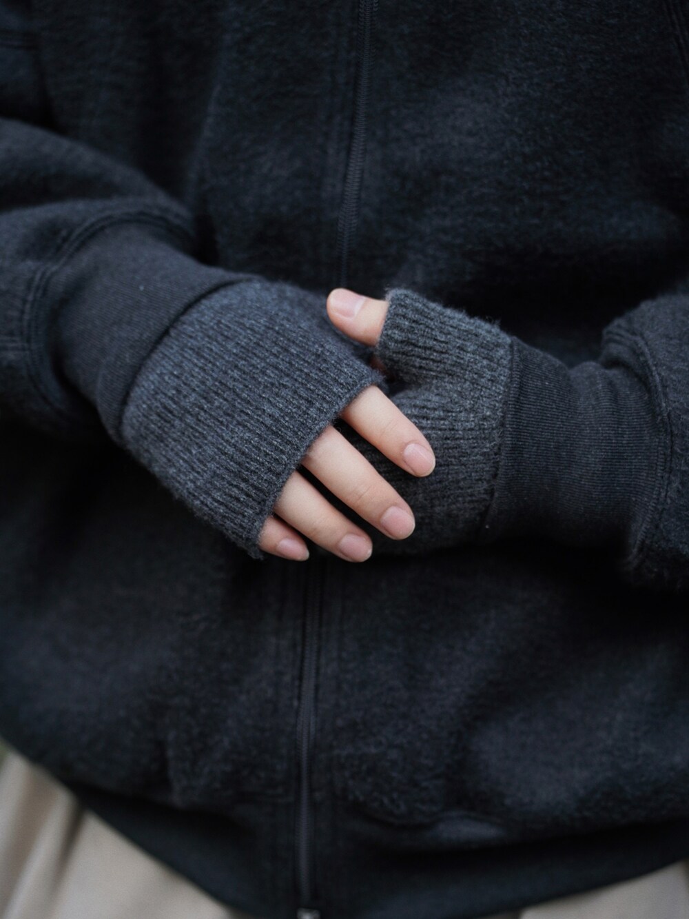 ブラック系のチェスターコート、ブラック系のトップス、グレー系のパンツを着用したメンズの秋コーディネートの5枚目の写真