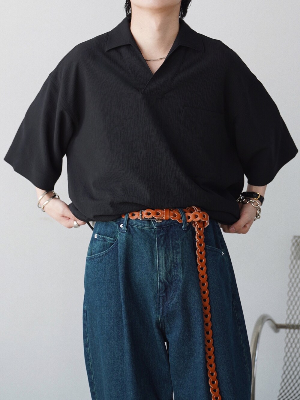 グレー系のシャツ/ブラウス、ホワイト系のタンクトップ、ブルー系のデニムパンツを着用したメンズの夏コーディネートの2枚目の写真