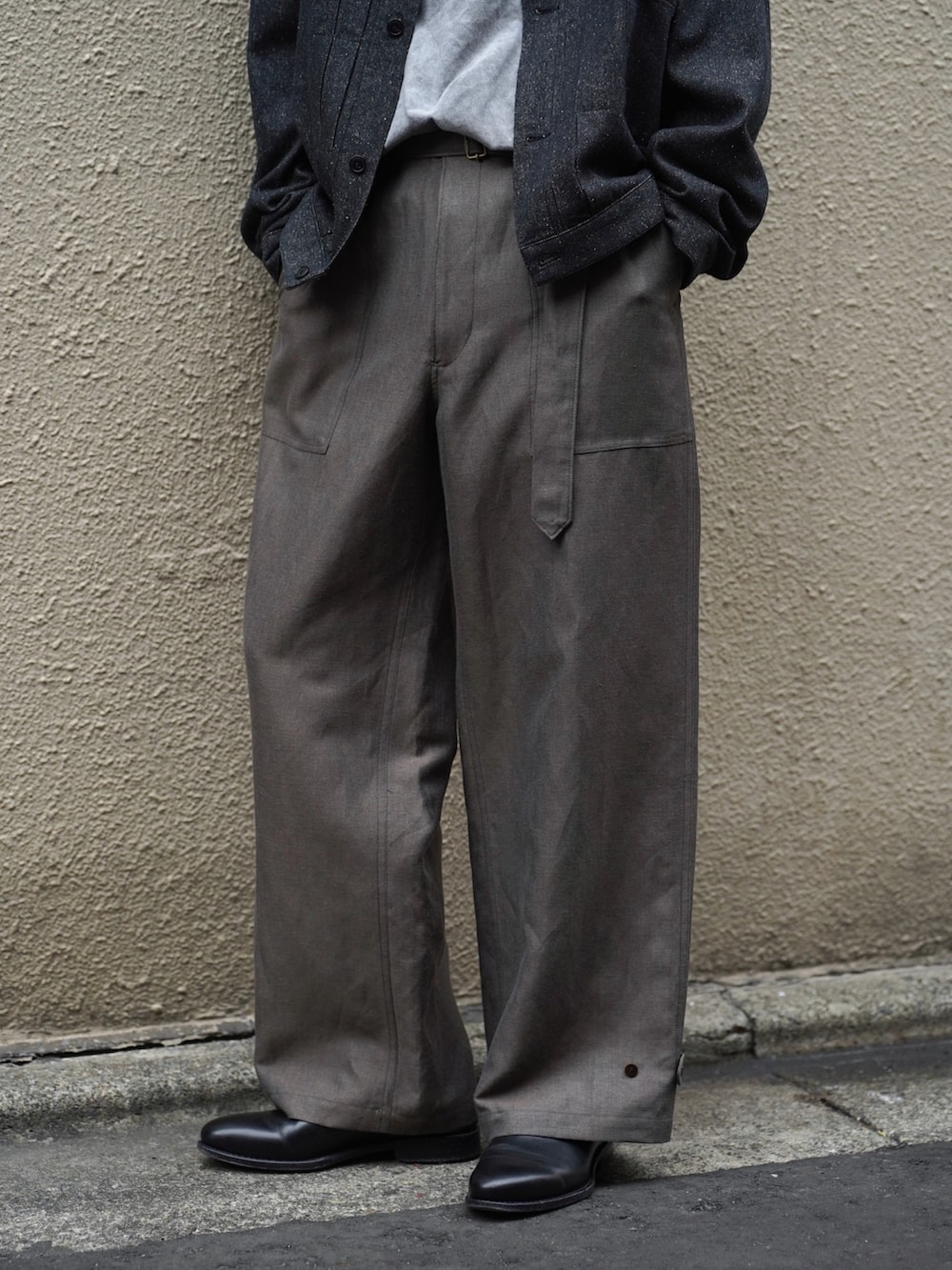 グリーン系のカーゴパンツ、ブラック系のブーツ、ブラック系のデニムジャケットを着用したメンズの冬コーディネートの3枚目の写真