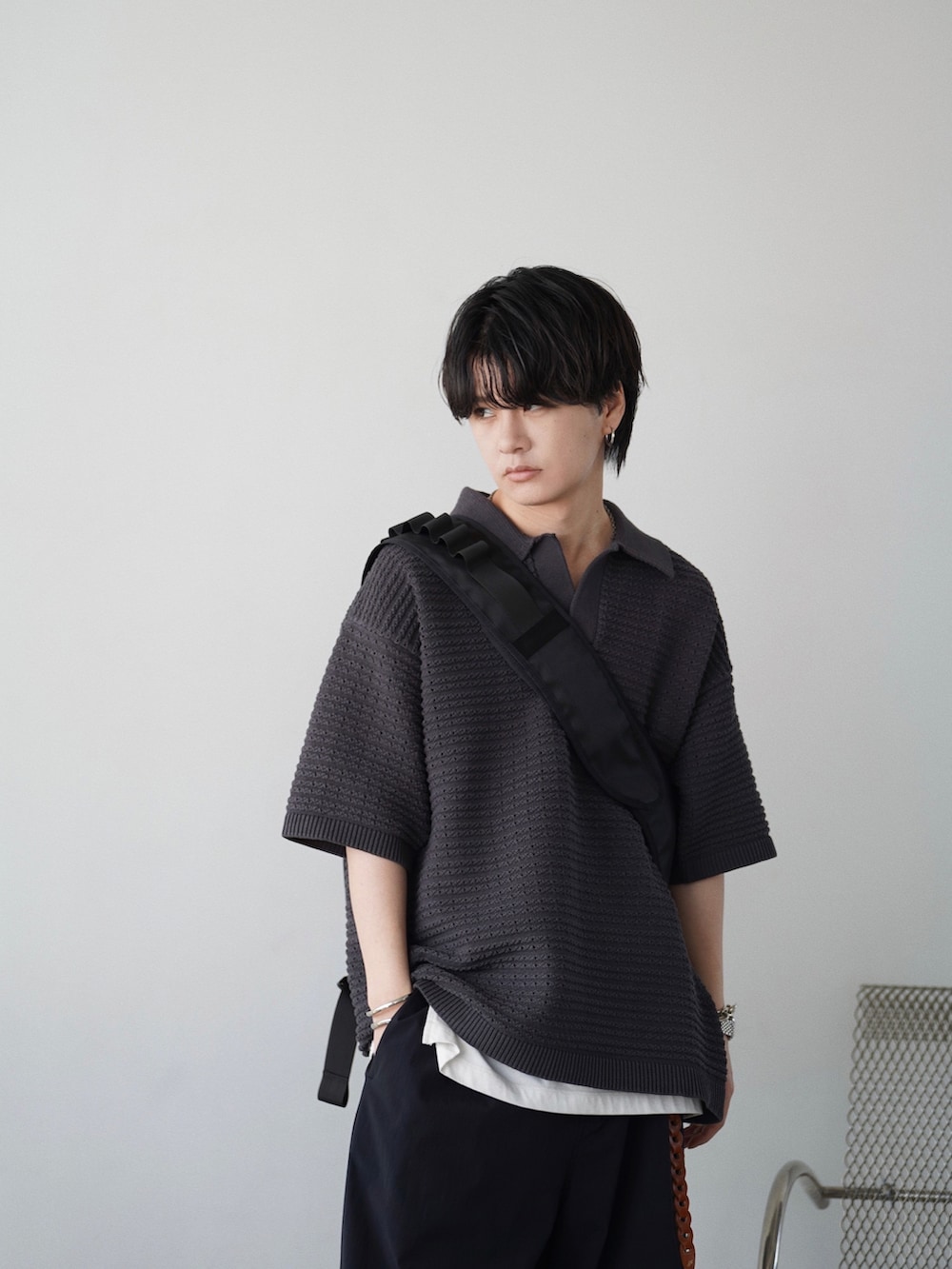 「休日スタイル、モノトーン、お出かけコーデ、レイヤードスタイル、デートコーデ、プチプラ、プチプラコーデ、大人カジュアル、シンプルコーデ、トラックパンツ、春夏コーデ、ビッグシルエット、オーバーサイズ、ニットポロ、革靴」|「WYM LIDNMのTUCK SKIPPER KNIT POLO(ポロシャツ、グレー系)」を使った、げんじさん(メンズ・175cm)の春コーディネートの5枚目の写真