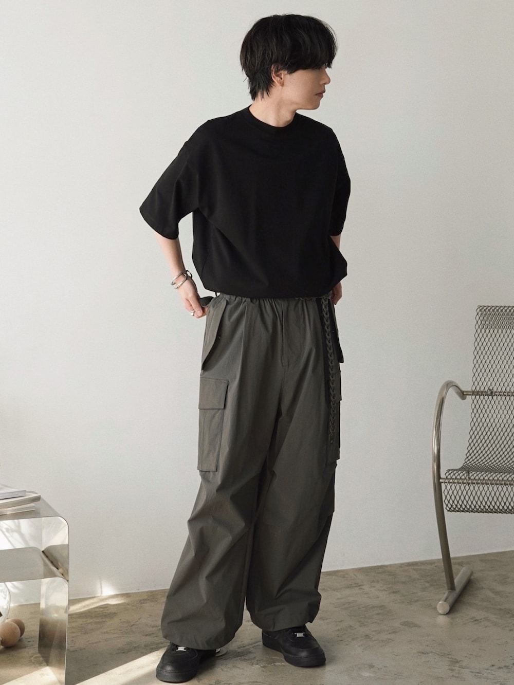 ブラック系のTシャツ/カットソー、ホワイト系のタンクトップ、グレー系のカーゴパンツを着用したメンズの夏コーディネートの2枚目の写真