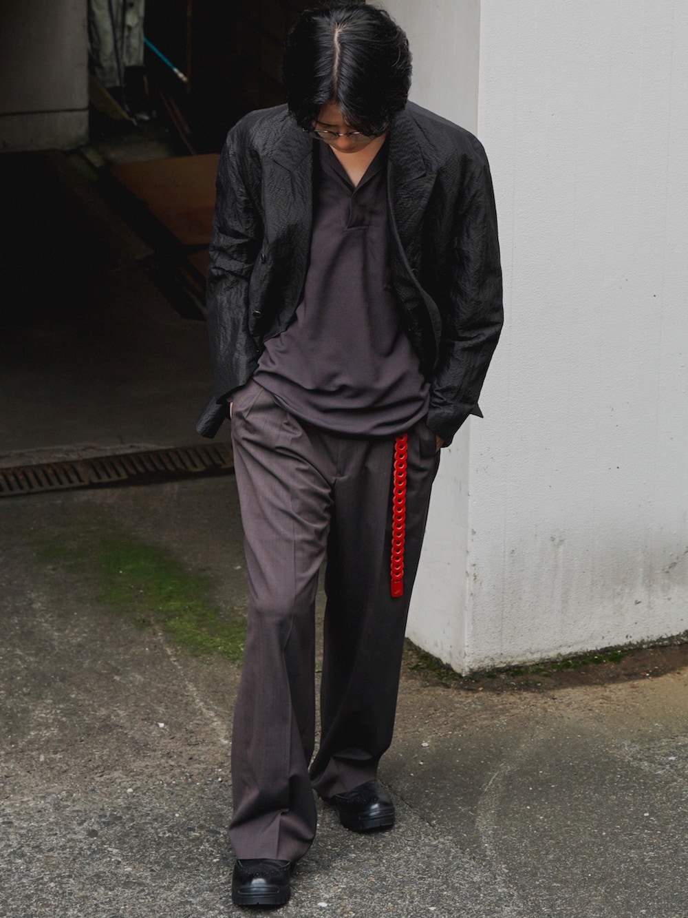 ブラック系のテーラードジャケット、ブラック系のシャツ/ブラウス、ブラウン系のスラックスを着用したメンズの夏コーディネートの3枚目の写真