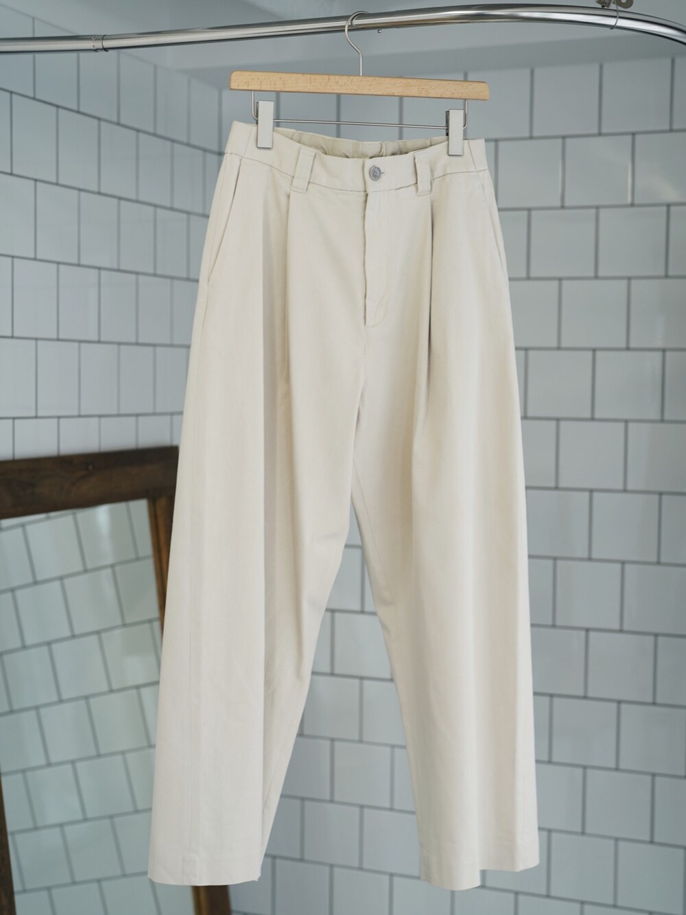 ブラウン系のTシャツ/カットソー、ホワイト系のその他パンツ、ブラウン系のサンダルを着用したメンズの秋コーディネートの2枚目の写真