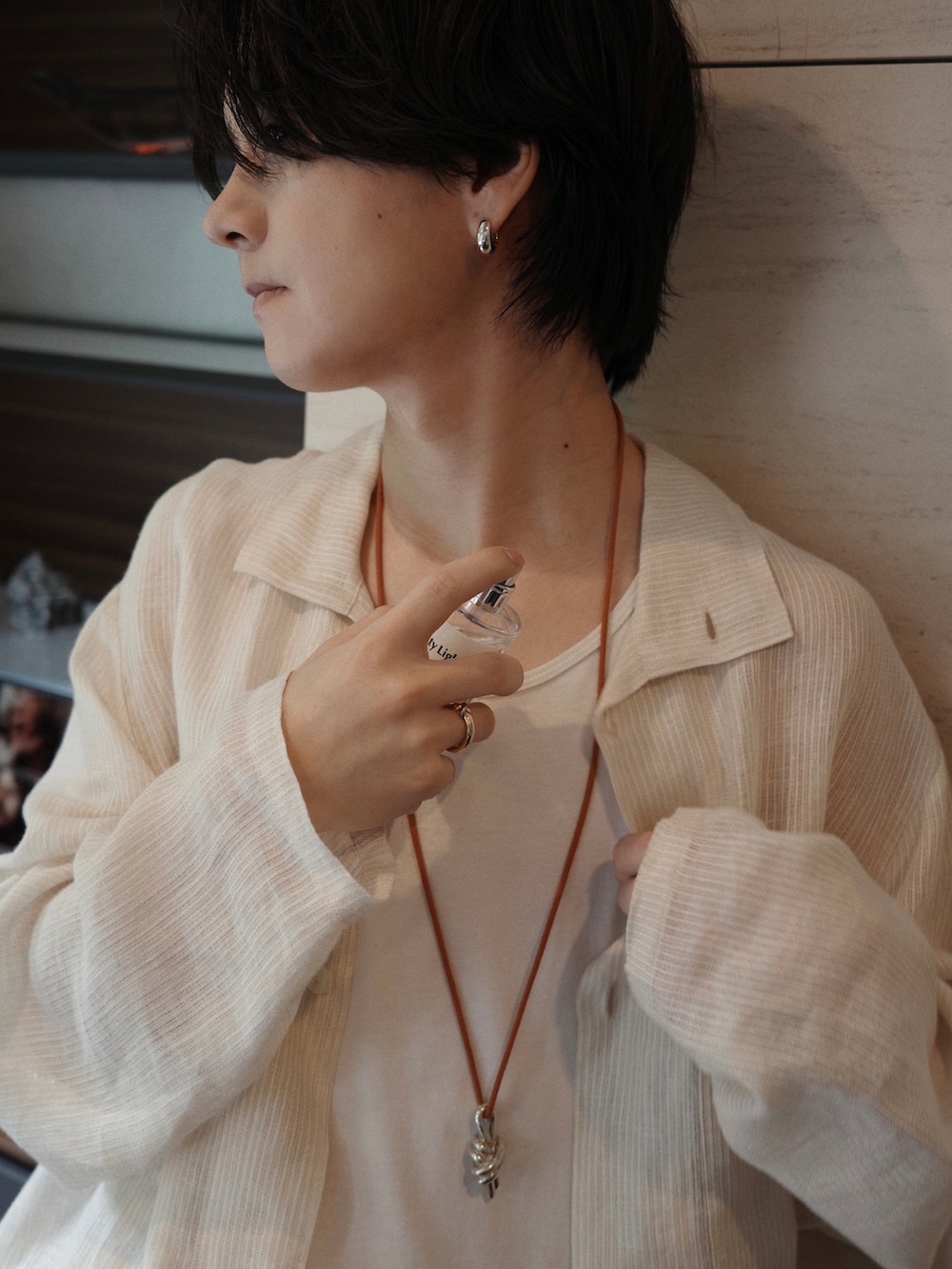 ホワイト系のシャツ/ブラウス、ホワイト系のタンクトップ、グリーン系のカーゴパンツを着用したメンズの夏コーディネートの4枚目の写真