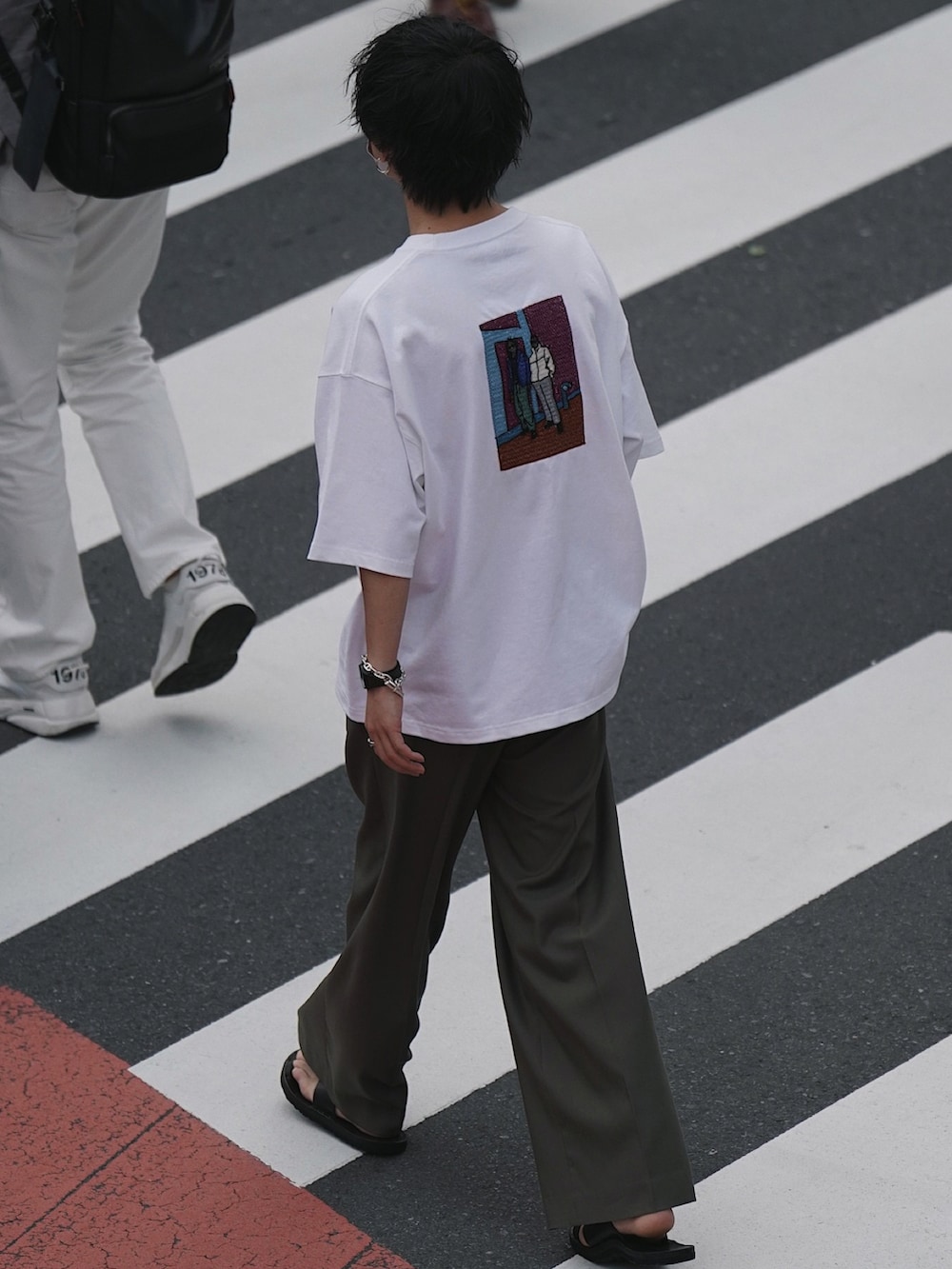 「LIDNM、春夏コーデ、夏のコーデ、夏コーデ、シンプルコーデ、白Tシャツ、ビッグシルエット、きれいめカジュアル、休日スタイル、ワイドパンツ」|「LIDNMのEMBROIDERY COLLABORATION T-SHIRT(Tシャツ/カットソー、ホワイト系)」を使った、げんじさん(メンズ・175cm)の春コーディネートの2枚目の写真