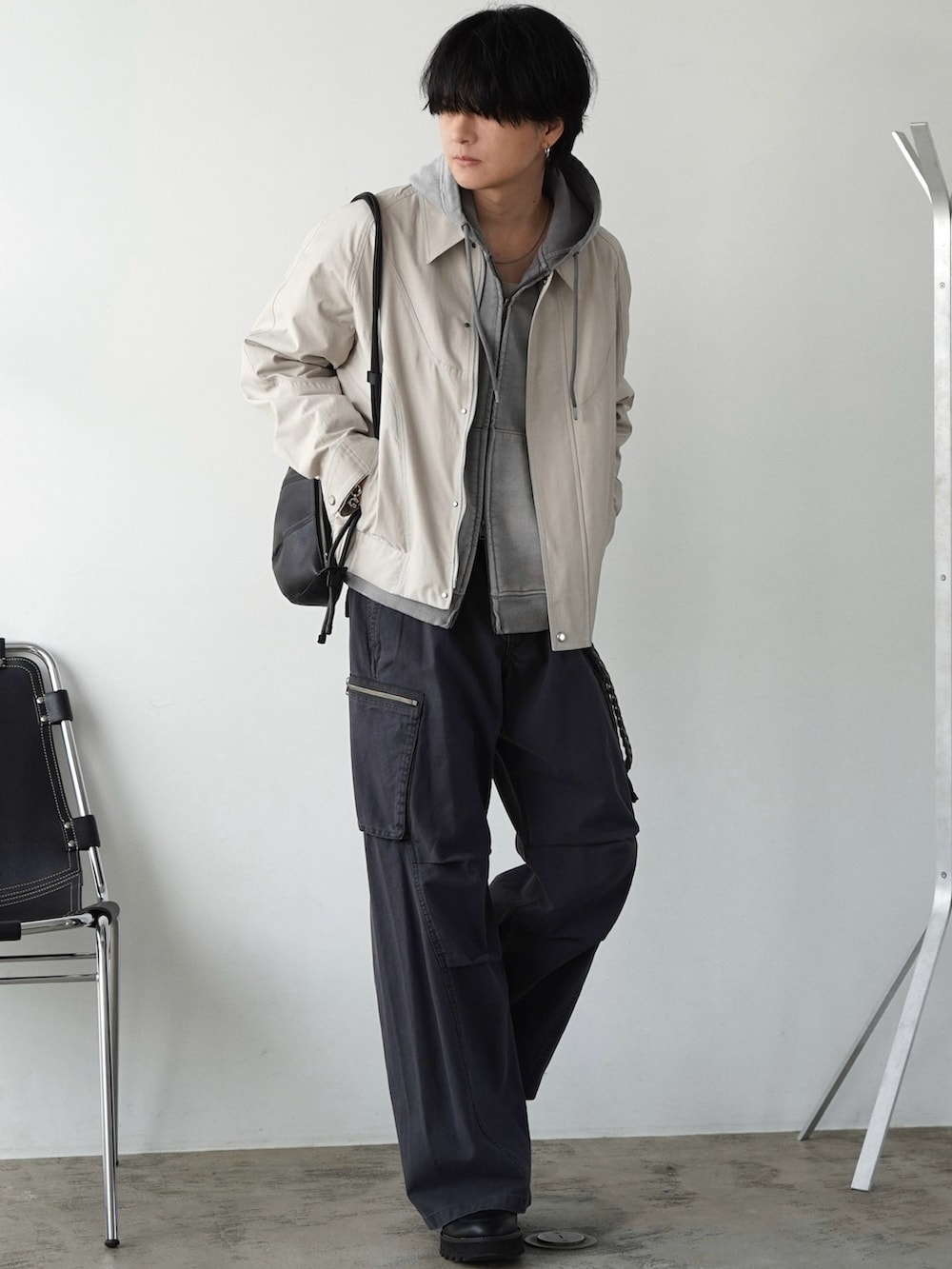 グレー系のパーカー、グレー系のブルゾン、グレー系のカーゴパンツを着用したメンズの春コーディネートの2枚目の写真