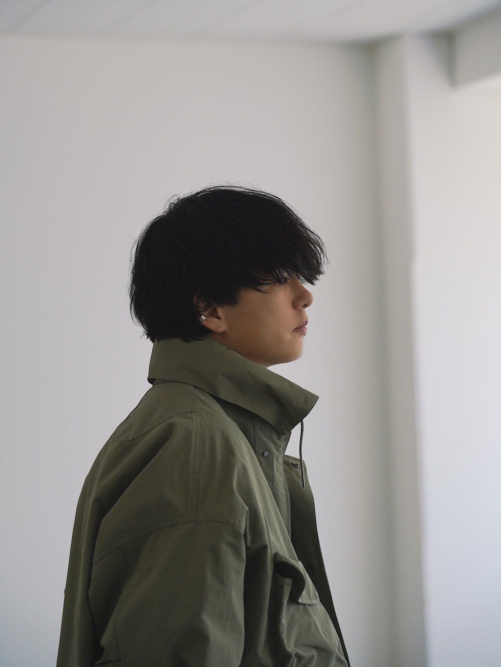 グリーン系のブルゾン、ブルー系のシャツ/ブラウス、グレー系のTシャツ/カットソーを着用したメンズの夏コーディネートの2枚目の写真