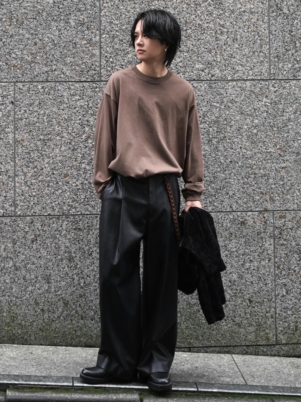 ブラウン系のTシャツ/カットソー、ブラック系のその他パンツ、ブラック系のドレスシューズを着用したメンズの秋コーディネートの2枚目の写真