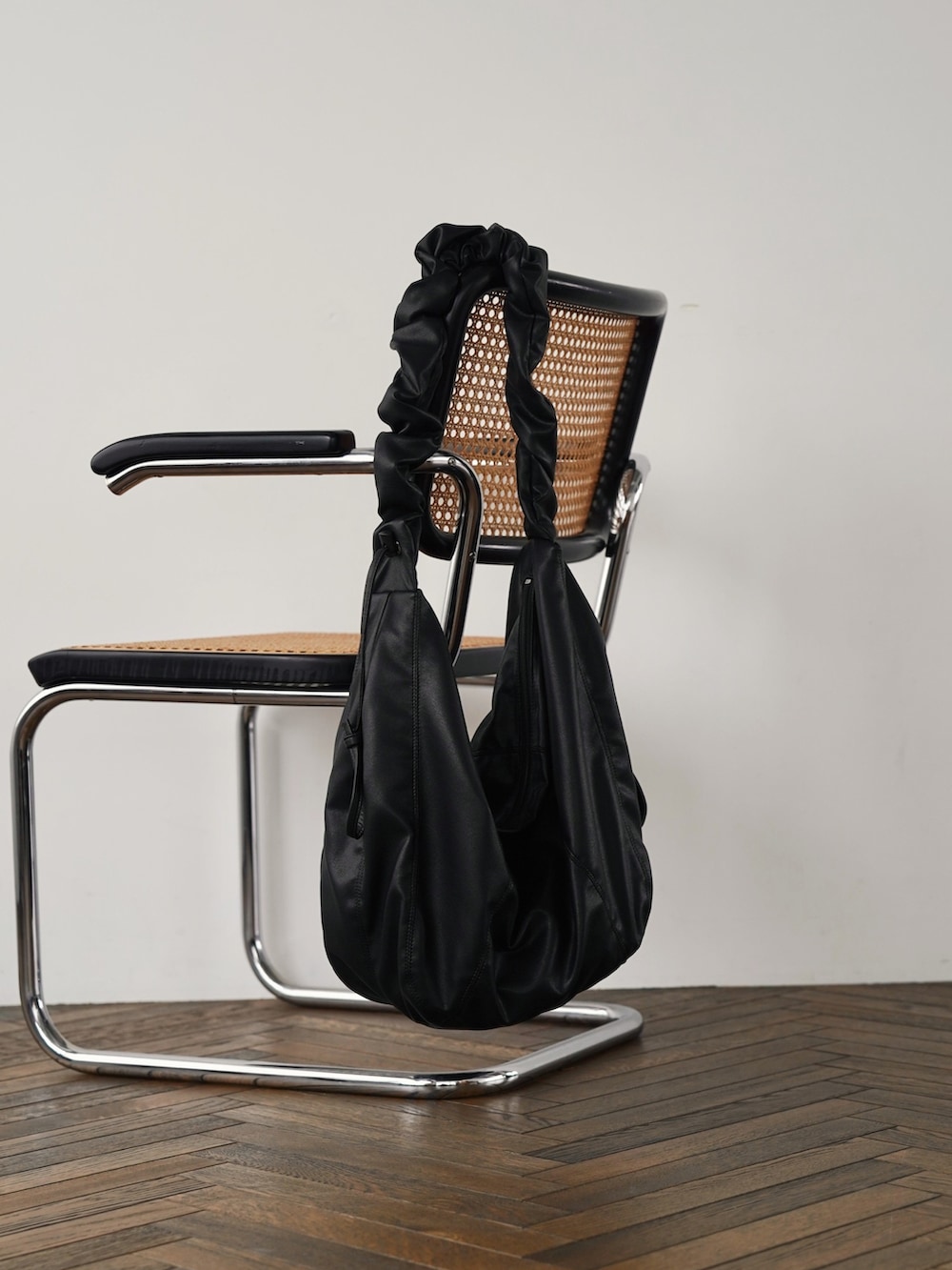 ブルー系のポロシャツ、ホワイト系のタンクトップ、ブラック系のカーゴパンツを着用したメンズの春コーディネートの3枚目の写真