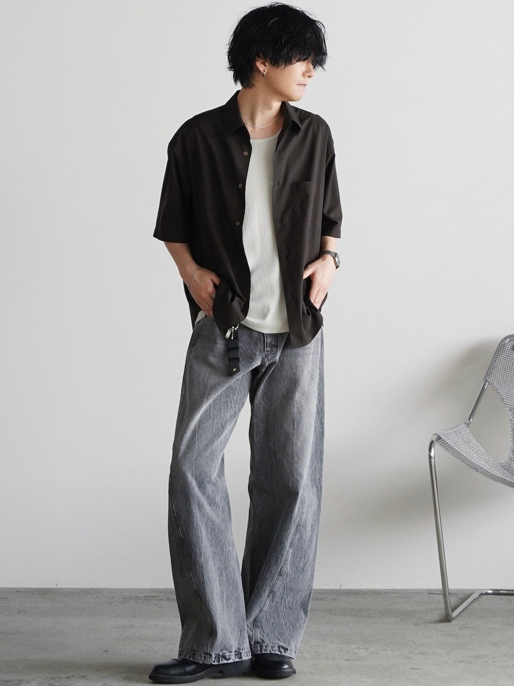 ブラウン系のシャツ/ブラウス、グレー系のタンクトップ、グレー系のデニムパンツを着用したメンズの夏コーディネートの3枚目の写真