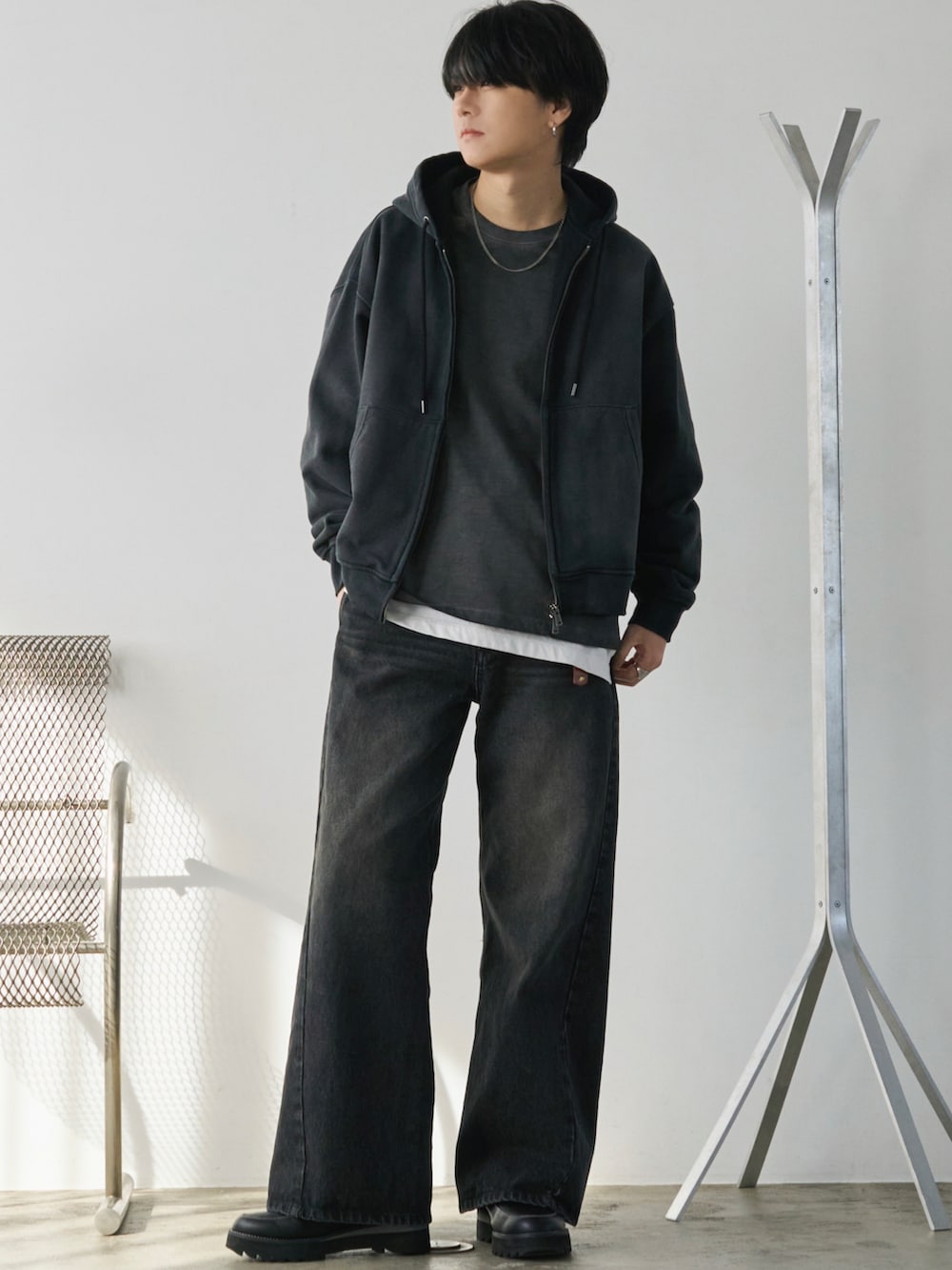 ブラック系のブルゾン、ブラック系のドレスシューズ、ブラック系のパーカーを着用したメンズの冬コーディネートの4枚目の写真