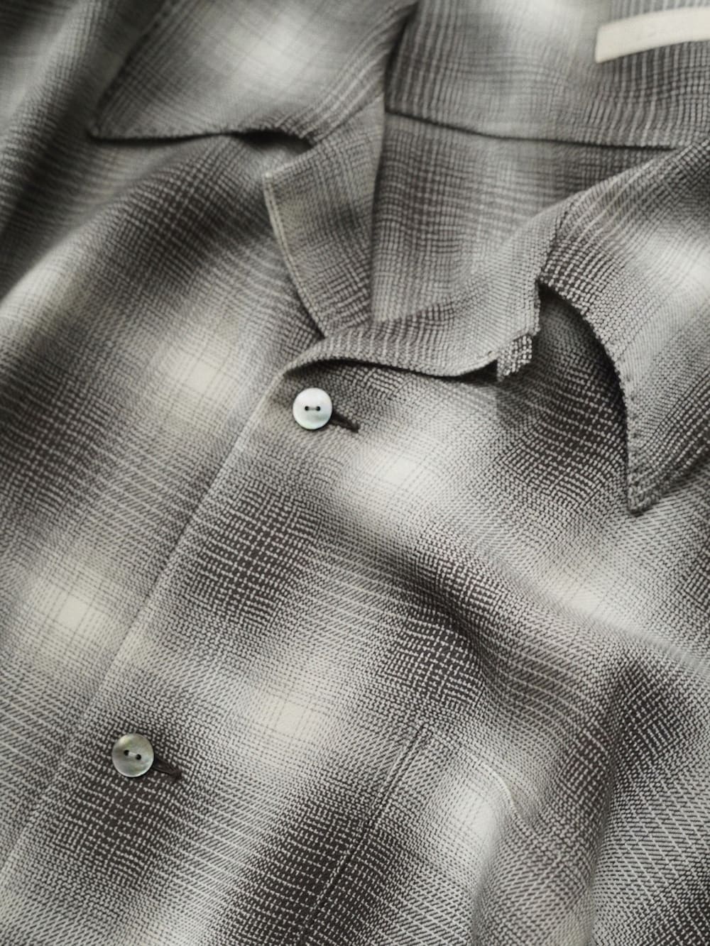 グレー系のシャツ/ブラウス、ブラウン系のスラックス、ブラック系のスリッポンを着用したメンズの夏コーディネートの4枚目の写真