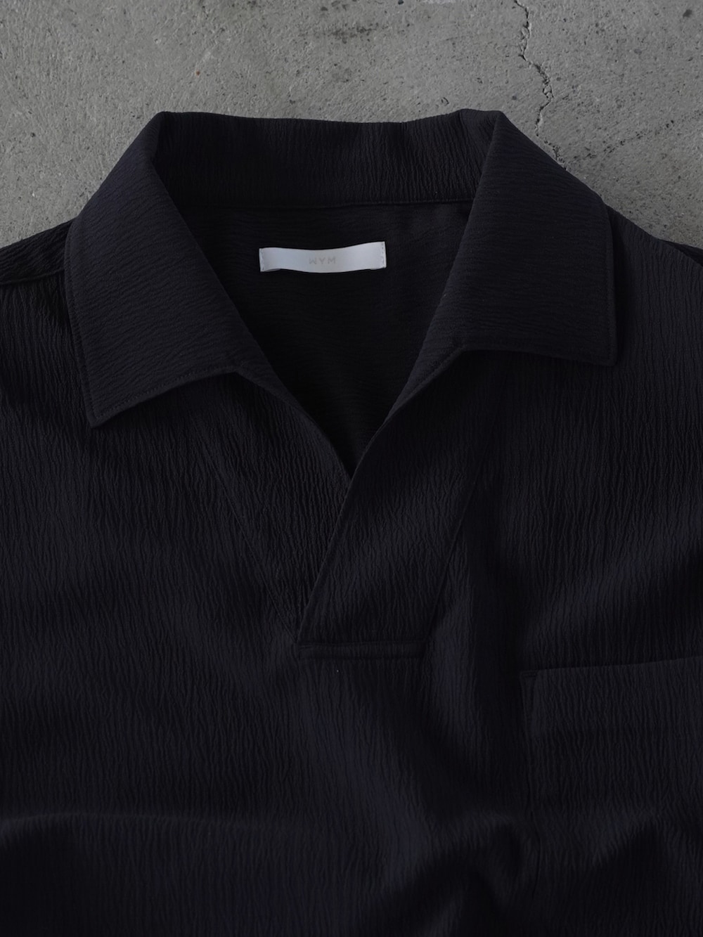 グレー系のシャツ/ブラウス、ホワイト系のタンクトップ、ブルー系のデニムパンツを着用したメンズの夏コーディネートの3枚目の写真