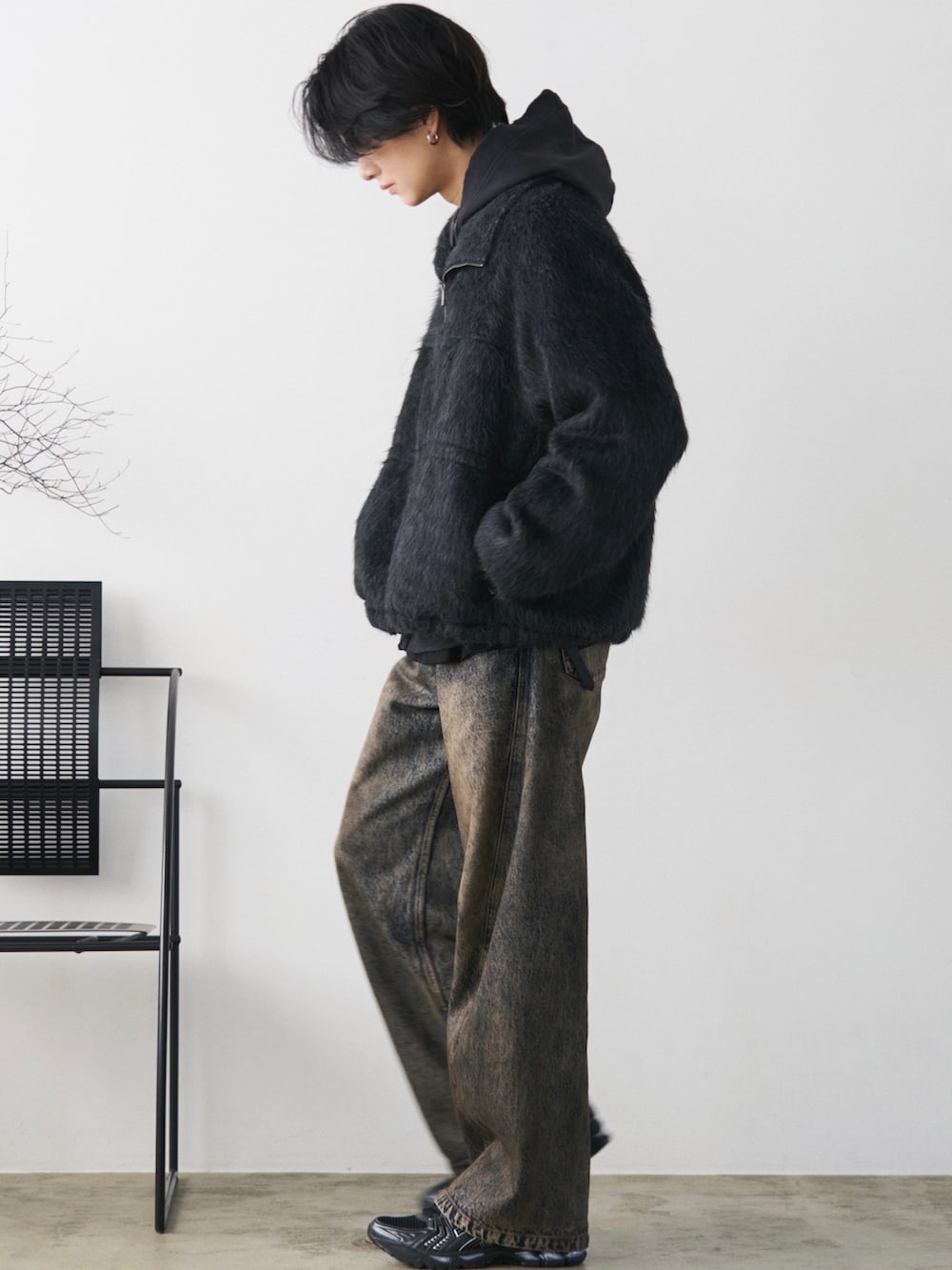 グレー系のブルゾン、ブラック系のパーカー、ブラック系のTシャツ/カットソーを着用したメンズの秋コーディネートの2枚目の写真