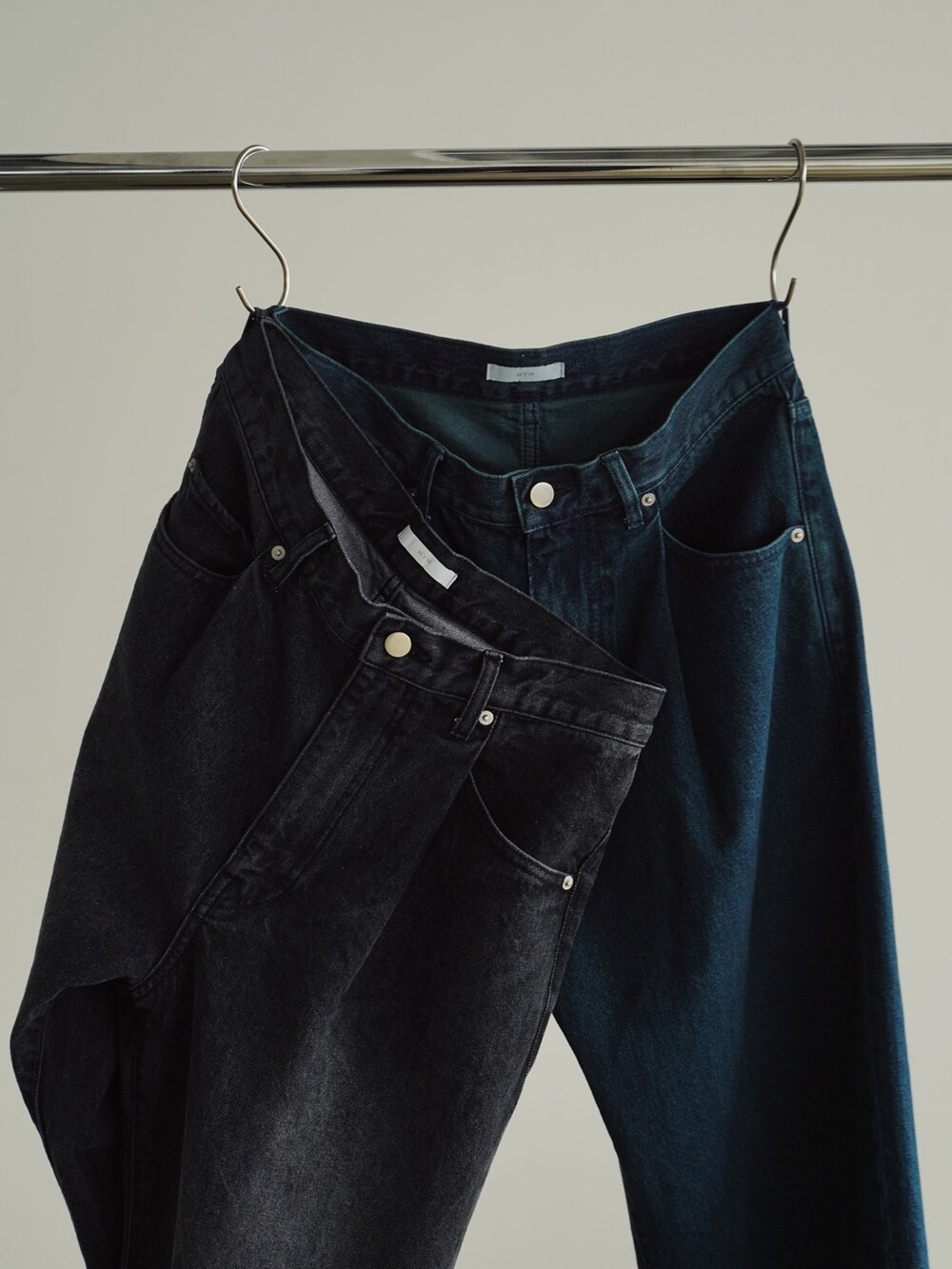 グレー系のシャツ/ブラウス、ホワイト系のタンクトップ、ブルー系のデニムパンツを着用したメンズの夏コーディネートの4枚目の写真