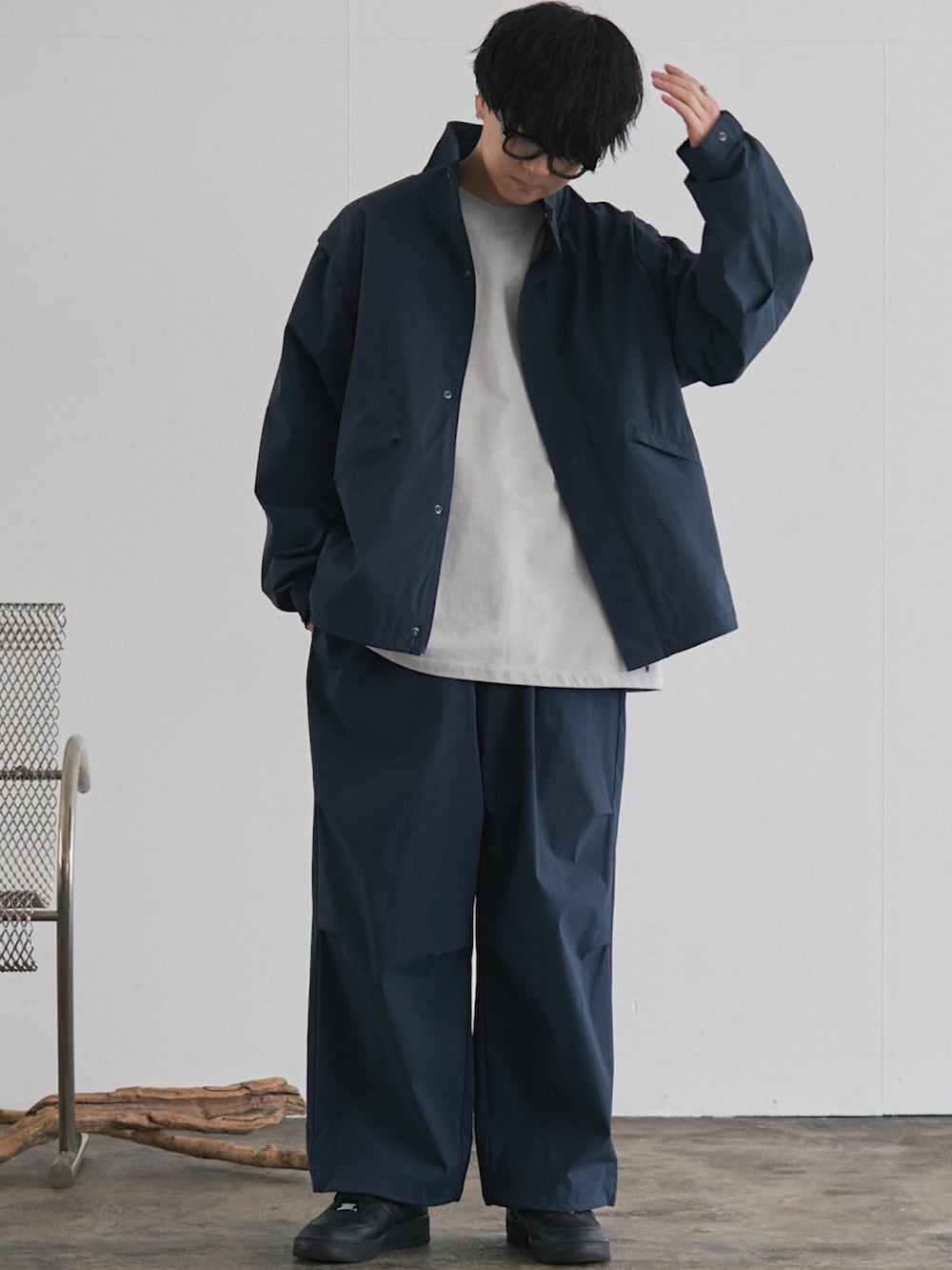 グリーン系のブルゾン、グレー系のTシャツ/カットソー、グリーン系のその他パンツを着用したメンズの秋コーディネートの5枚目の写真