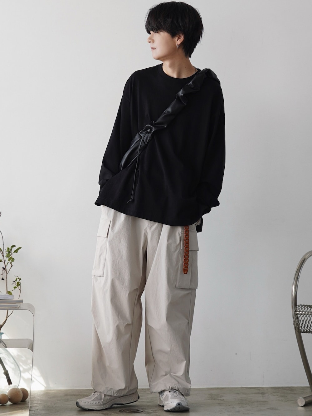 ブラック系のブルゾン、グレー系のシャツ/ブラウス、ブラック系のTシャツ/カットソーを着用したメンズの冬コーディネートの4枚目の写真