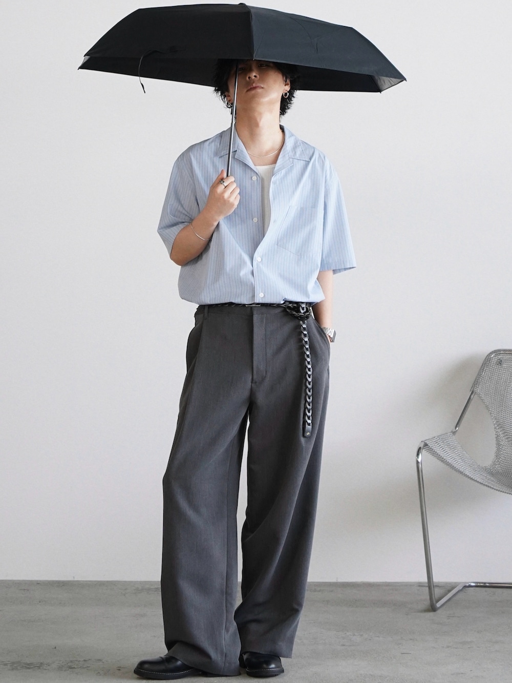 その他のシャツ/ブラウス、ホワイト系のタンクトップ、グレー系のスラックスを着用したメンズの春コーディネートの2枚目の写真
