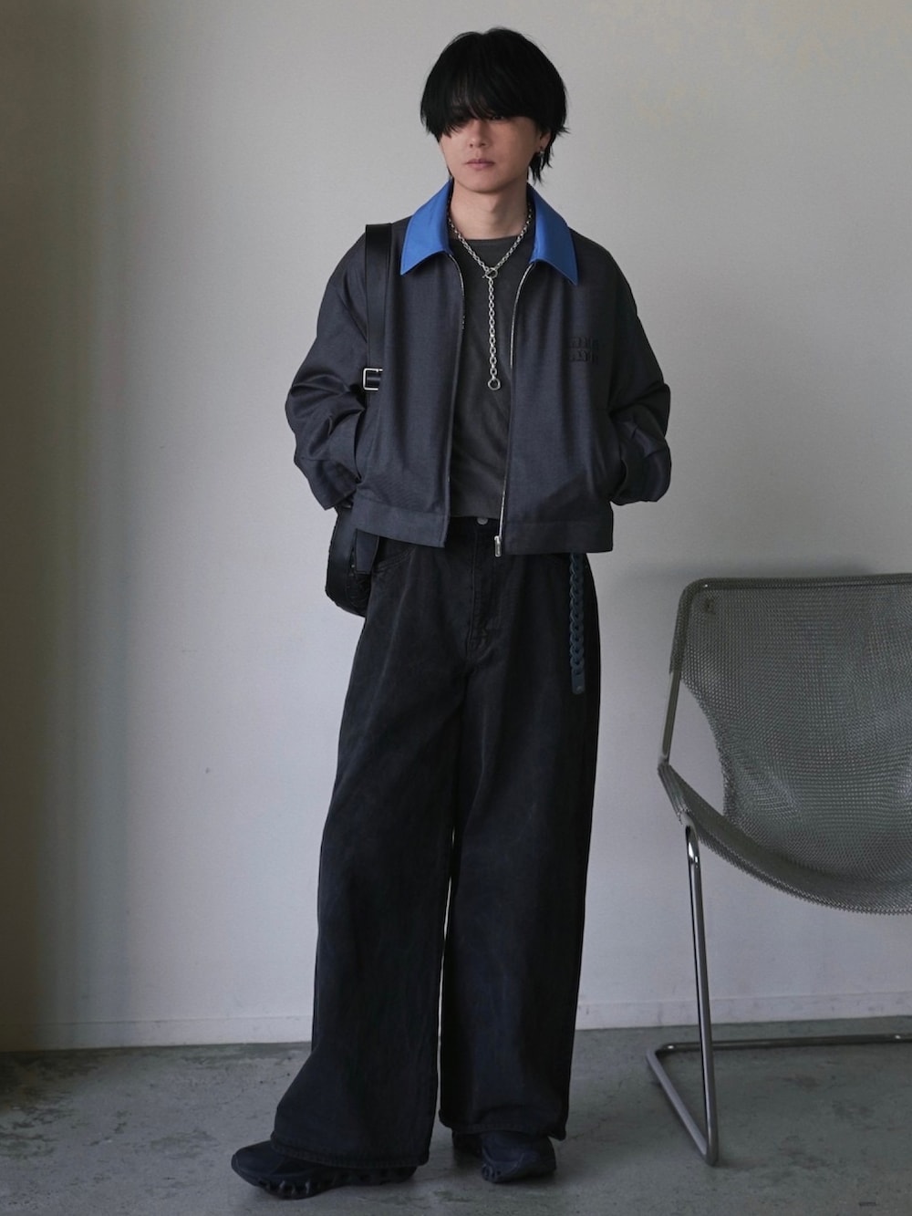 ブラック系のジャケット/アウター、グレー系のTシャツ/カットソー、ブラック系のデニムパンツを着用したメンズの冬コーディネートの4枚目の写真