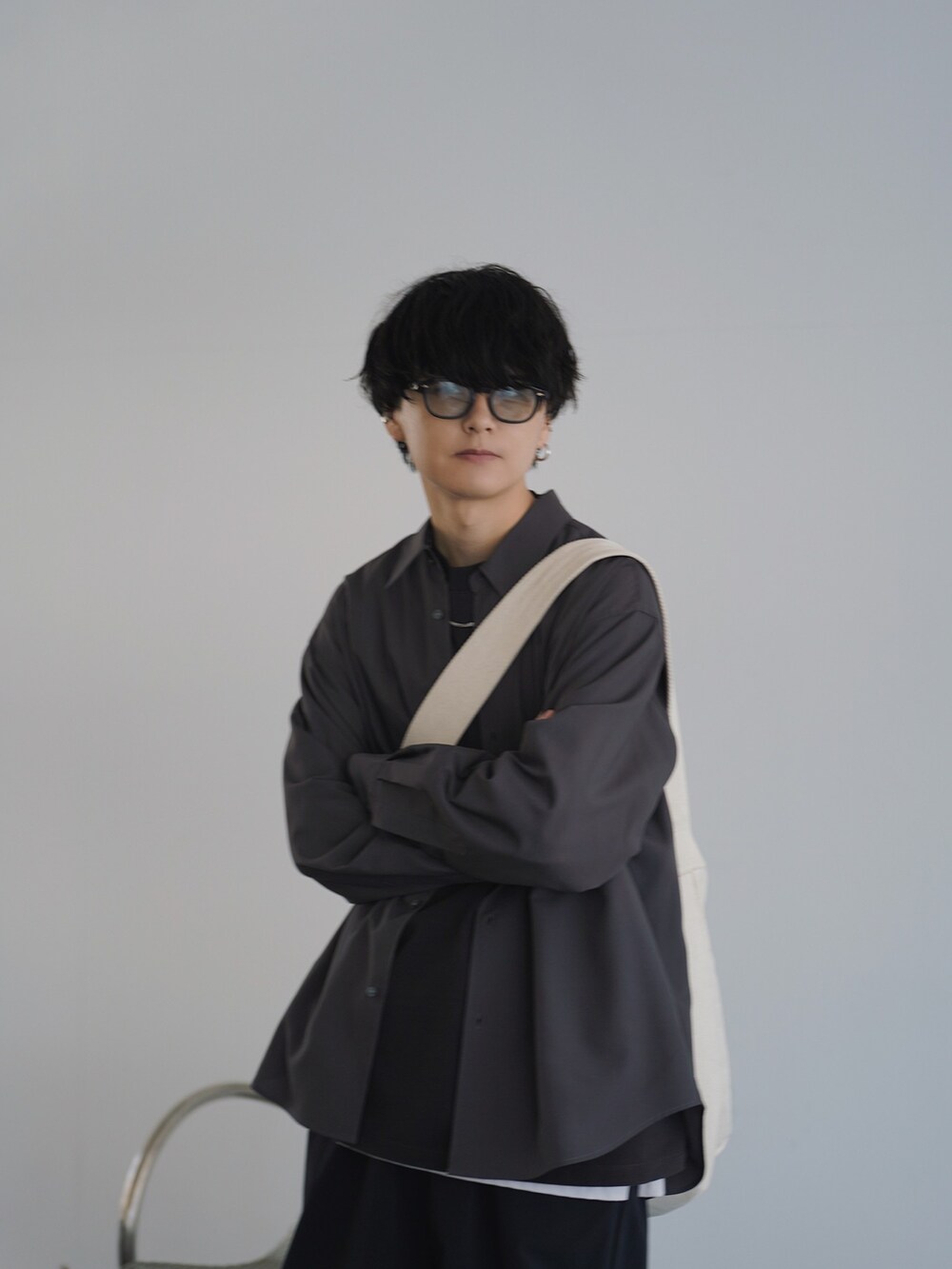 グレー系のシャツ/ブラウス、グレー系のTシャツ/カットソー、グレー系のタンクトップを着用したメンズの夏コーディネートの2枚目の写真