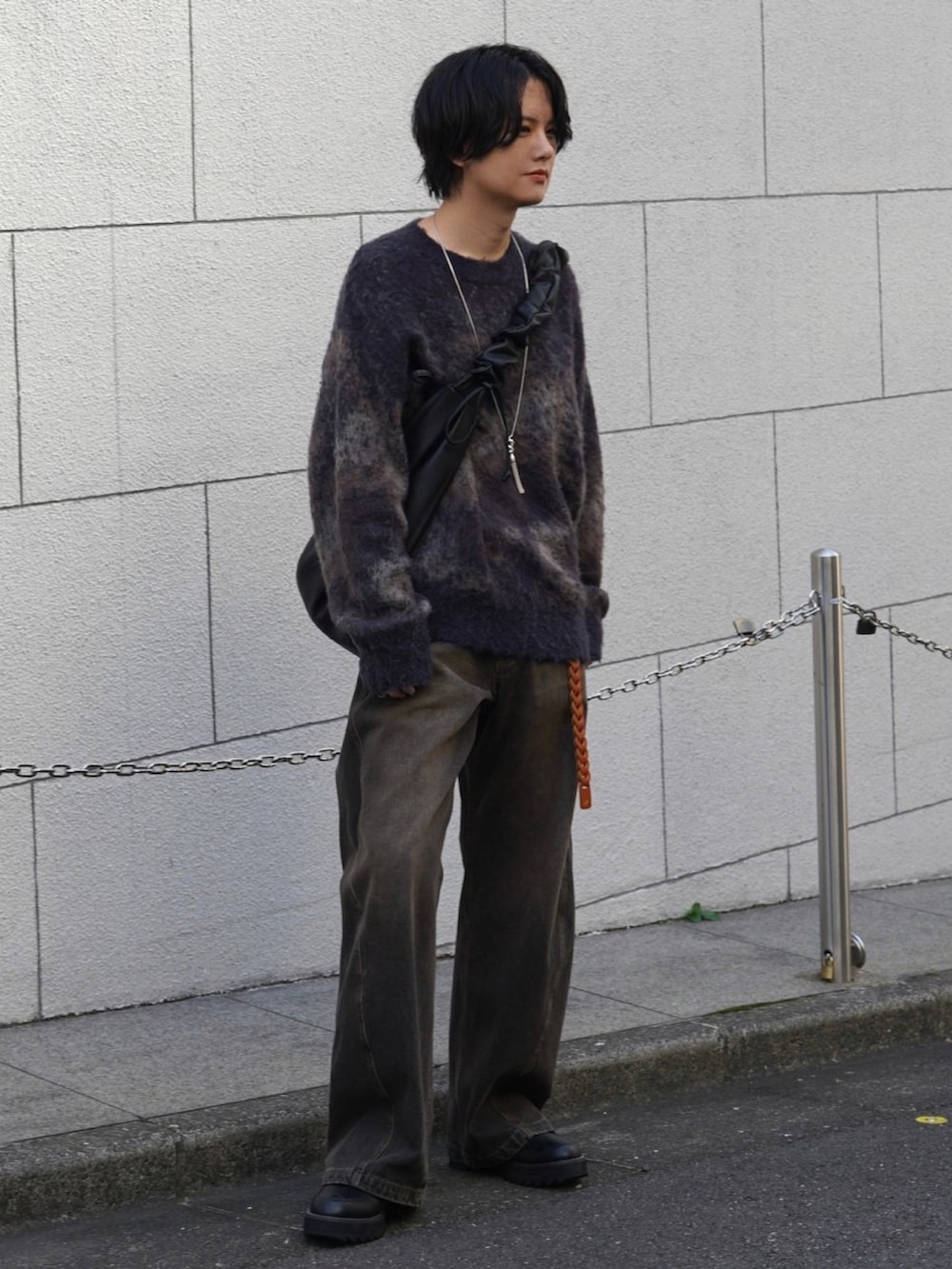 ブラウン系のニット/セーター、ブラック系のデニムパンツ、ブラック系のショルダーバッグを着用したメンズの秋コーディネートの3枚目の写真