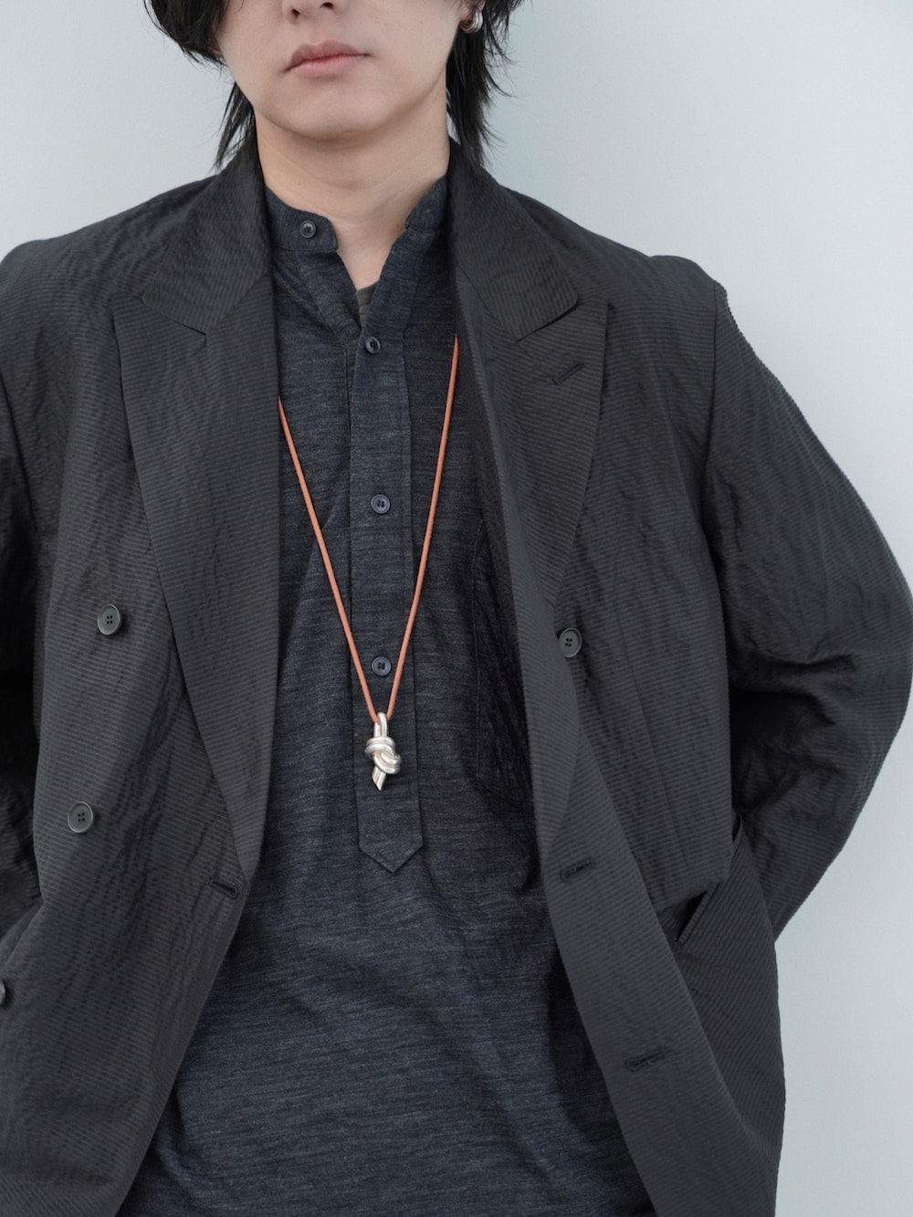 ブラック系のテーラードジャケット、グレー系のシャツ/ブラウス、ベージュ系のカーゴパンツを着用したメンズの夏コーディネートの3枚目の写真