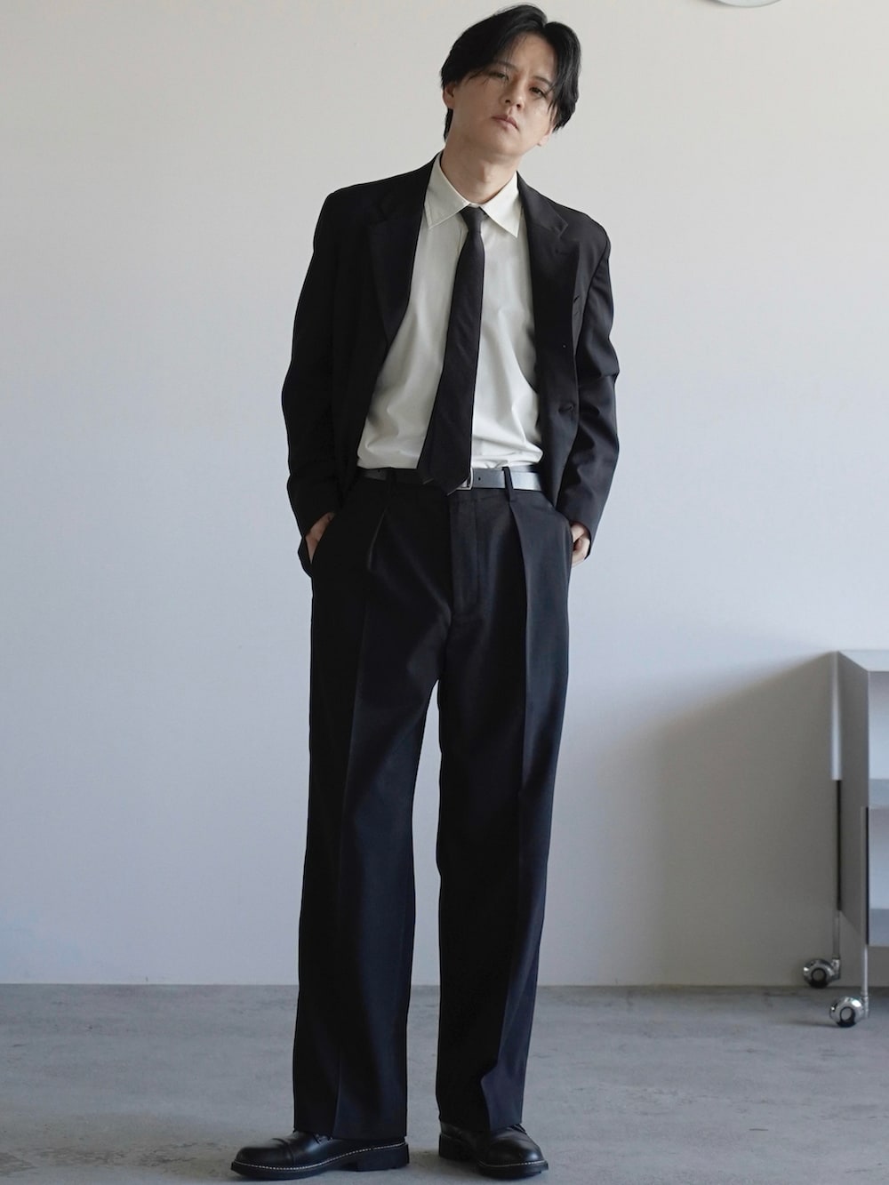 ホワイト系のシャツ/ブラウス、ブラック系のスーツセット、グレー系のネクタイを着用したメンズの冬コーディネートの2枚目の写真