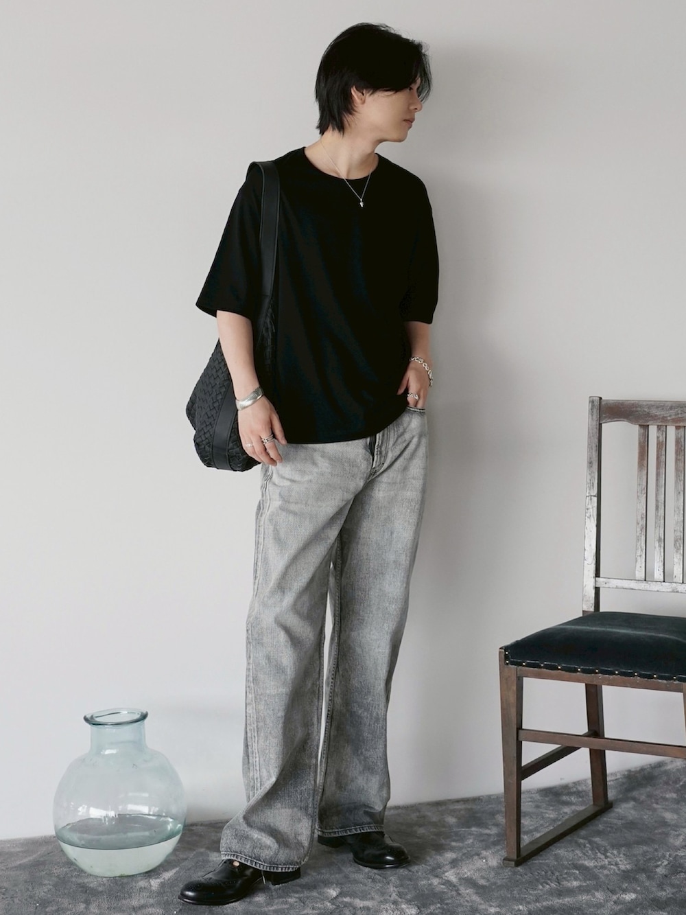 ブラック系のTシャツ/カットソー、グレー系のデニムパンツ、ブラック系のブーツを着用したメンズの夏コーディネートの5枚目の写真