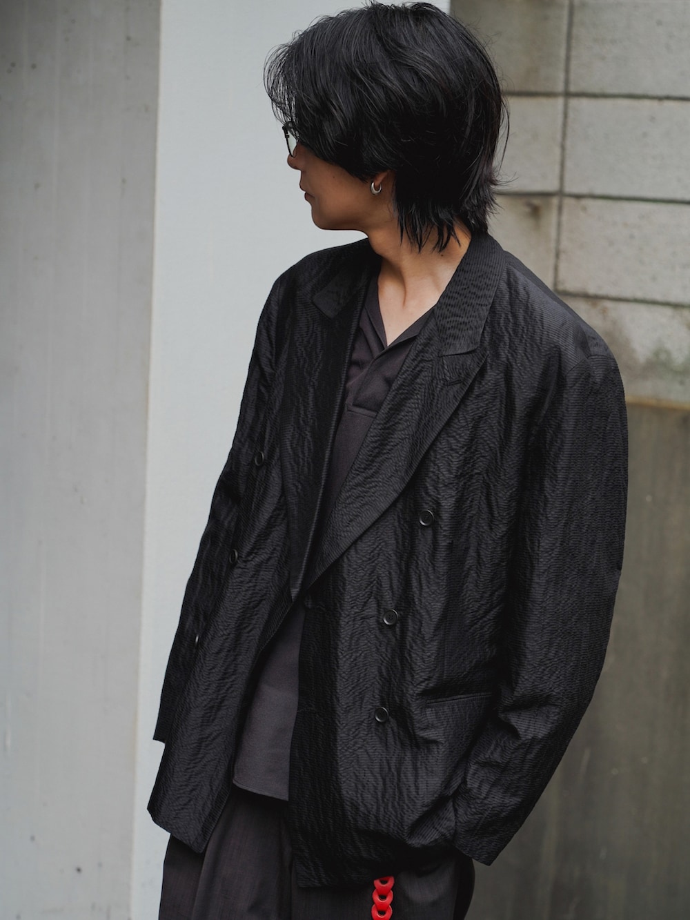 ブラック系のテーラードジャケット、ブラック系のシャツ/ブラウス、ブラウン系のスラックスを着用したメンズの夏コーディネートの4枚目の写真