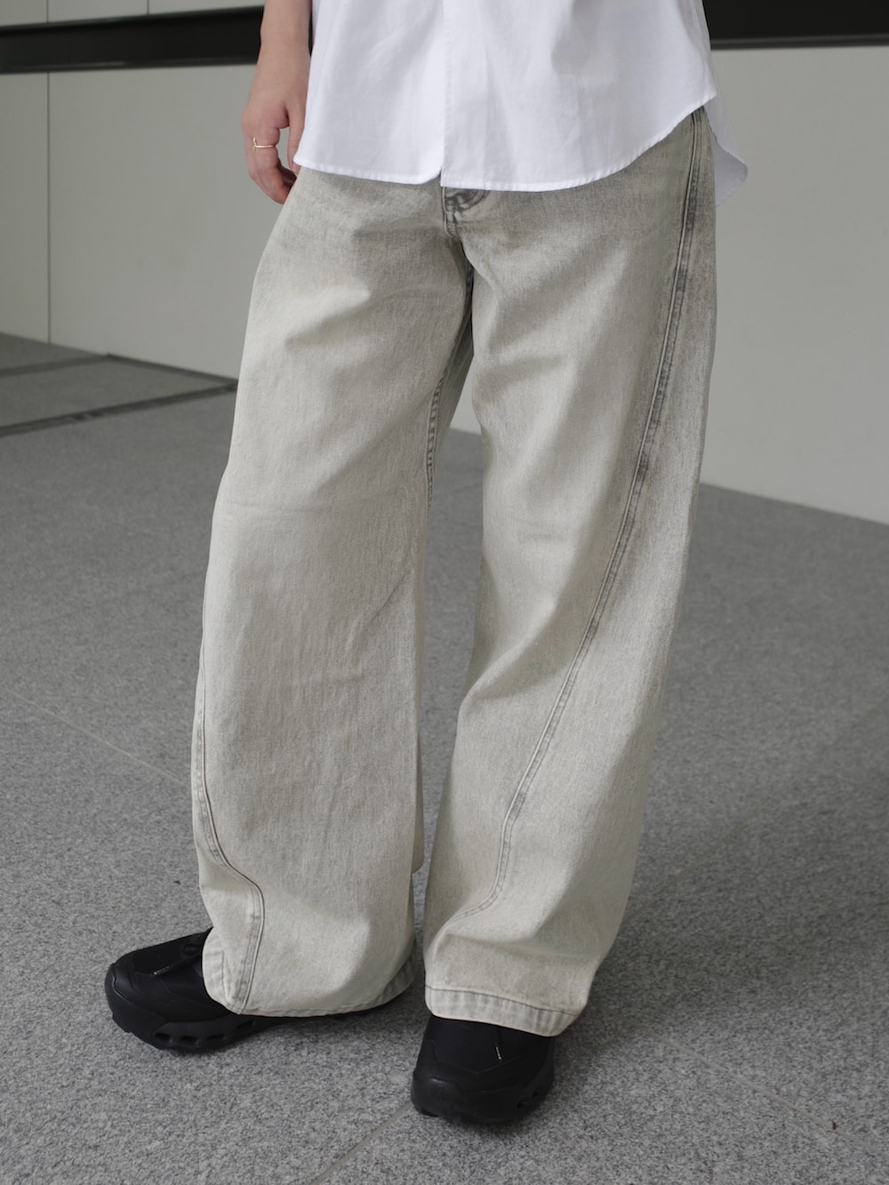 ベージュ系のデニムパンツ、ブラック系のスニーカー、ベージュ系のインナーウェア/肌着を着用したメンズの夏コーディネートの3枚目の写真