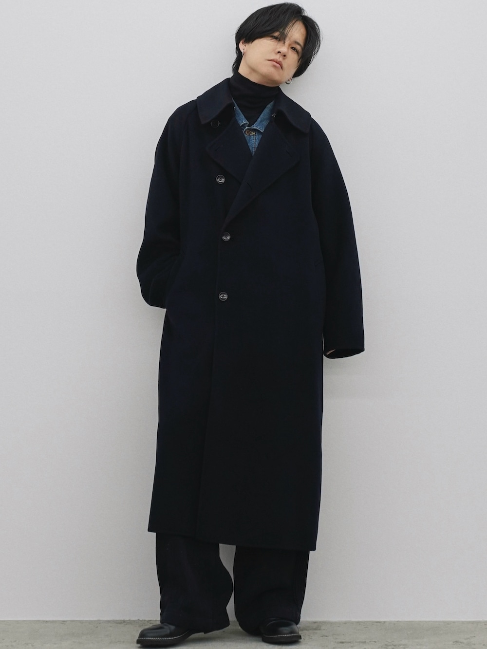 ブラック系のドレスシューズ、ブルー系のジャケット/アウター、ブルー系のジャケット/アウターを着用したメンズの冬コーディネートの2枚目の写真