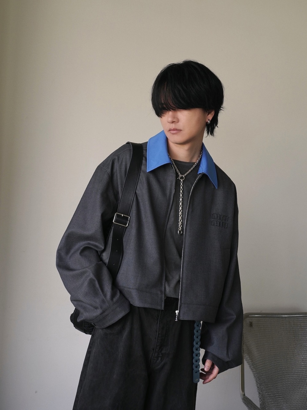 ブラック系のジャケット/アウター、グレー系のTシャツ/カットソー、ブラック系のデニムパンツを着用したメンズの冬コーディネートの3枚目の写真