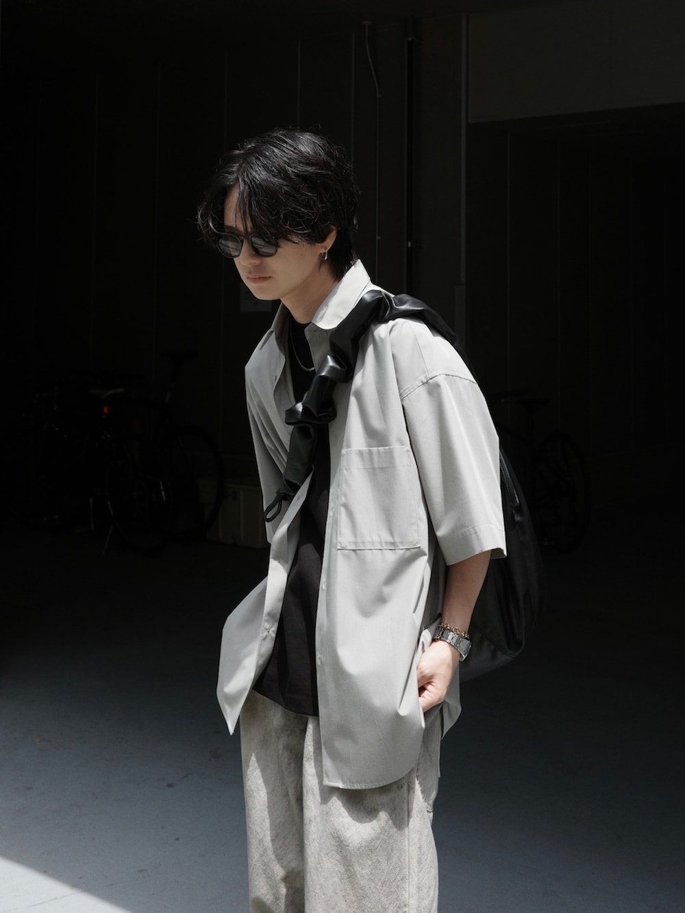 「レイヤードスタイル、プチプラ、夏コーデ、シャツ好き集まれ、初夏コーデ、グレー、スニーカー、シャツスタイル、Tシャツ、デニム、デニムパンツ、ショルダーバッグ、シルバーアクセサリー、ブレスレット、ビッグシルエット」|「WYM LIDNMのMICRO SPAN BASIC WIDE H/S SHIRT(シャツ/ブラウス、グレー系)」を使った、げんじさん(メンズ・175cm)の夏コーディネートの3枚目の写真