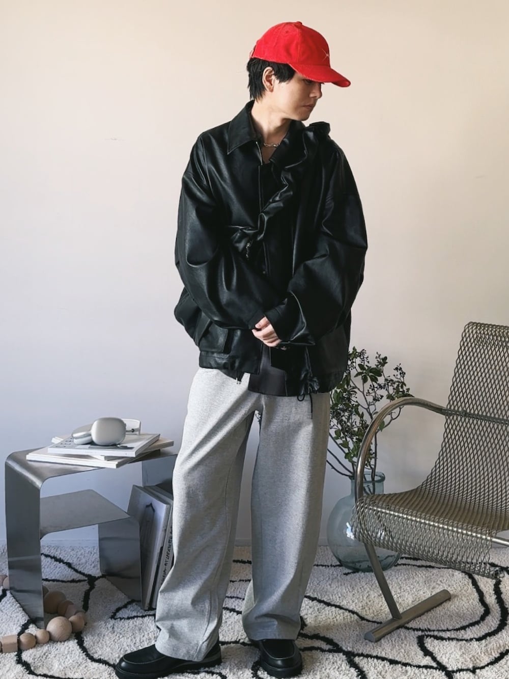 ブラック系のブルゾン、グレー系のシャツ/ブラウス、ホワイト系のタンクトップを着用したメンズの冬コーディネートの3枚目の写真