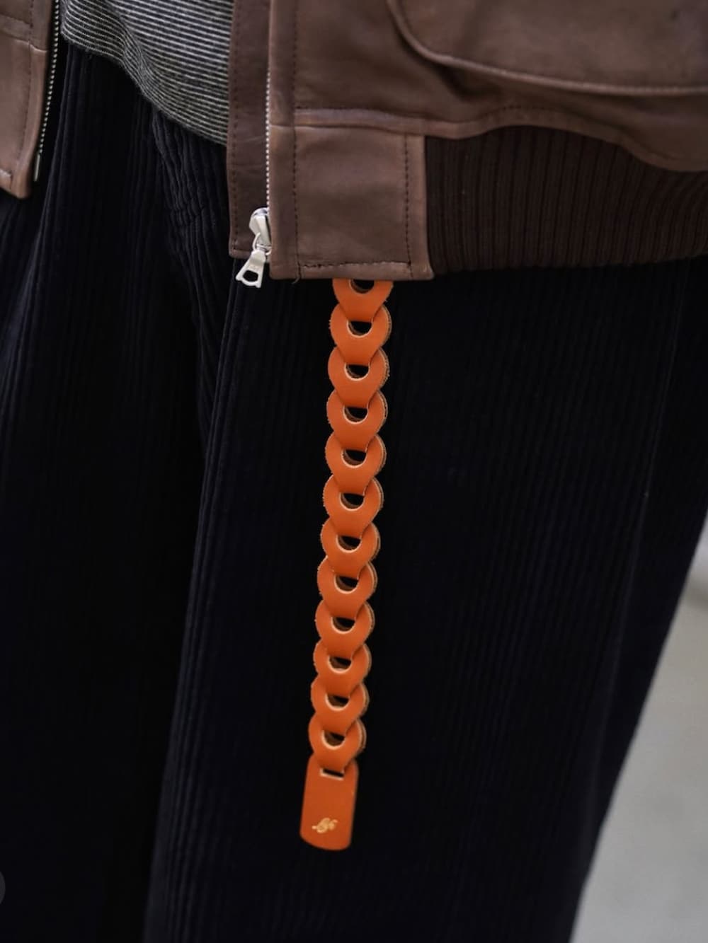 ブラウン系のジャケット/アウター、イエロー系のTシャツ/カットソー、ブラック系のその他パンツを着用したメンズの冬コーディネートの4枚目の写真