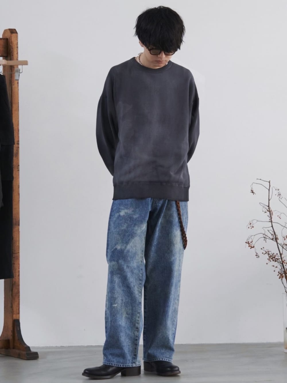 ブラック系のブルゾン、ブラック系のスウェット、ブルー系のデニムパンツを着用したメンズの冬コーディネートの3枚目の写真