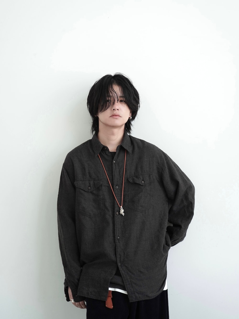 「秋コーデ、レザー、シャツスタイル、シャツ、秋服、休日スタイル、デートコーデ、お出かけコーデ、ジュエリー、リング、コーデュロイ、革靴、ブラック、今日のコーデ、秋っぽコーデ更新中」｜「LIDNMのA2 Ver.2 JACKET（ブルゾン、ブラック系）」を使った、げんじさん（メンズ・175cm）の秋コーディネートの5枚目の写真