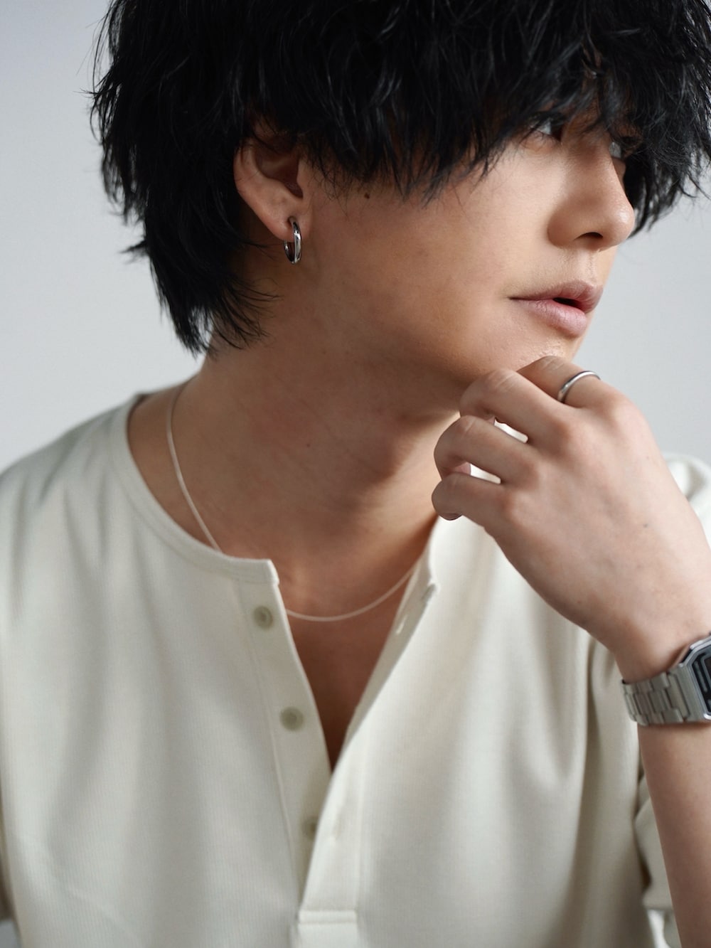 ホワイト系のTシャツ/カットソー、ブルー系のデニムパンツ、ブラック系のショルダーバッグを着用したメンズの夏コーディネートの3枚目の写真