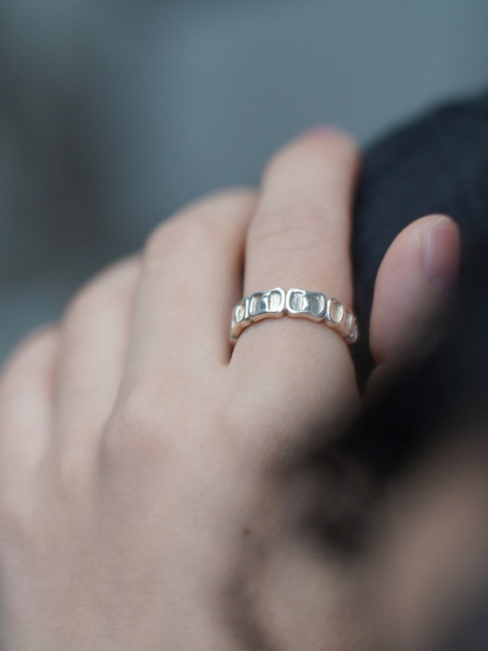 ブラック系のチェスターコート、ブラック系のTシャツ/カットソー、ブラック系のブーツを着用したメンズの冬コーディネートの4枚目の写真