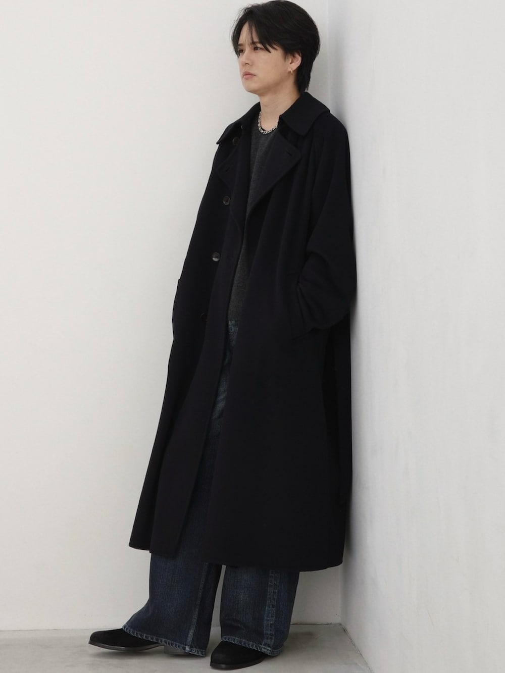 ブルー系のジャケット/アウター、ブラウン系のニット/セーター、ブルー系のデニムパンツを着用したメンズの秋コーディネートの2枚目の写真