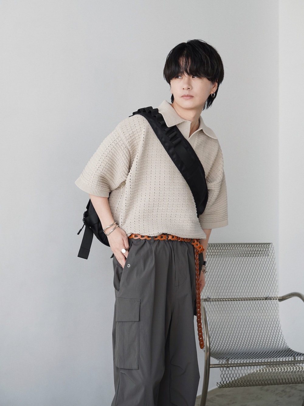 「ニットポロ、テック系、プチプラ、プチプラコーデ、ビッグシルエット、オーバーサイズ、休日スタイル、お出かけコーデ、シンプルコーデ、革靴、シルバーアクセサリー、レザー、夏コーデ、夏服、ショルダーバッグ」｜「WYM LIDNMのTUCK SKIPPER KNIT POLO（ポロシャツ、グレー系）」を使った、げんじさん（メンズ・175cm）の夏コーディネートの3枚目の写真