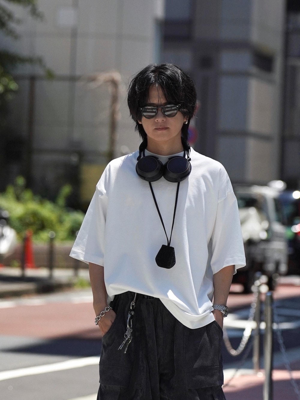 ホワイト系のTシャツ/カットソー、ブラック系のパンツ、ブラック系のサンダルを着用したメンズの夏コーディネートの2枚目の写真