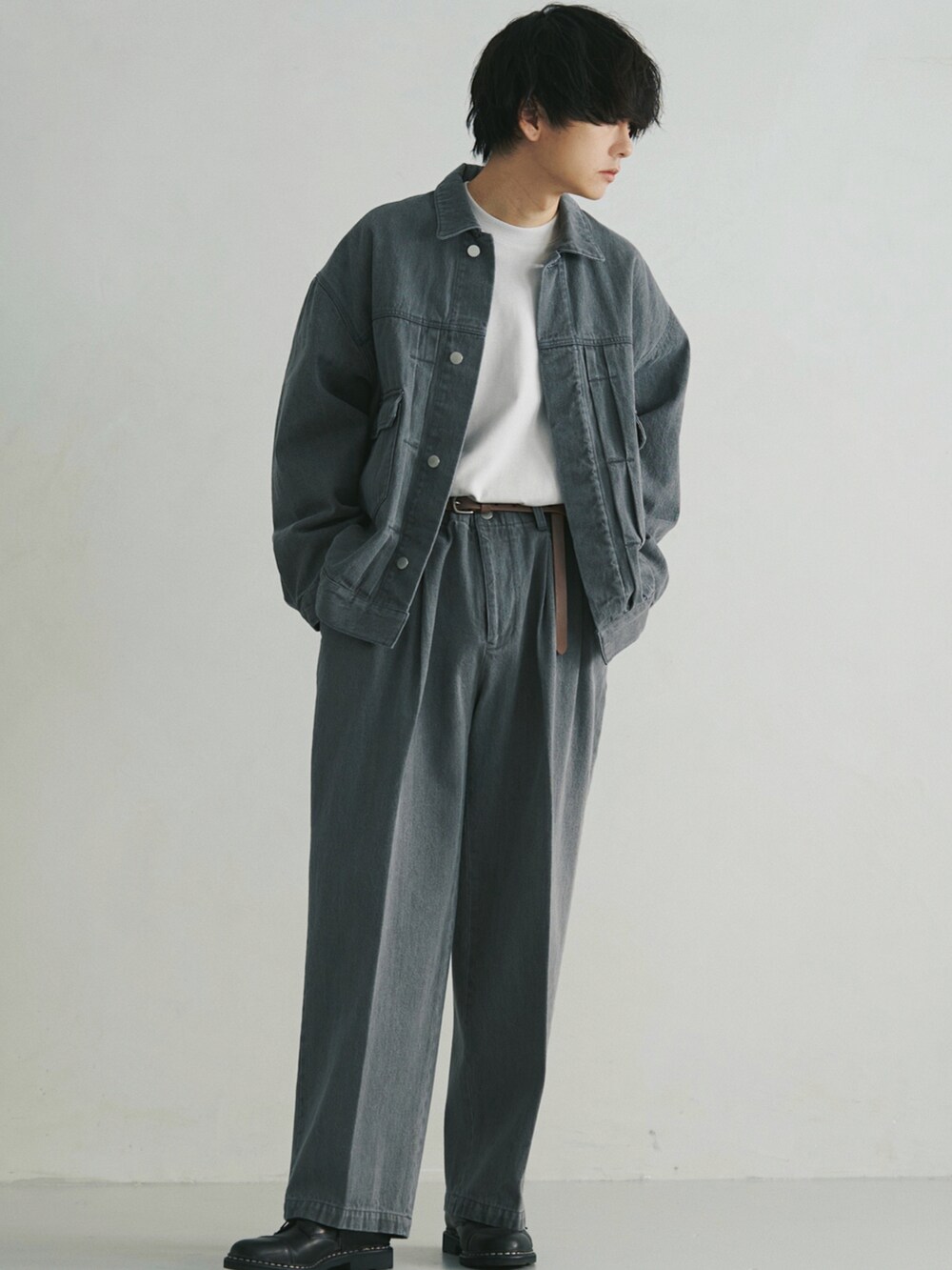 ホワイト系のTシャツ/カットソー、グレー系のセットアップ、ブラック系のドレスシューズを着用したメンズの春コーディネートの2枚目の写真