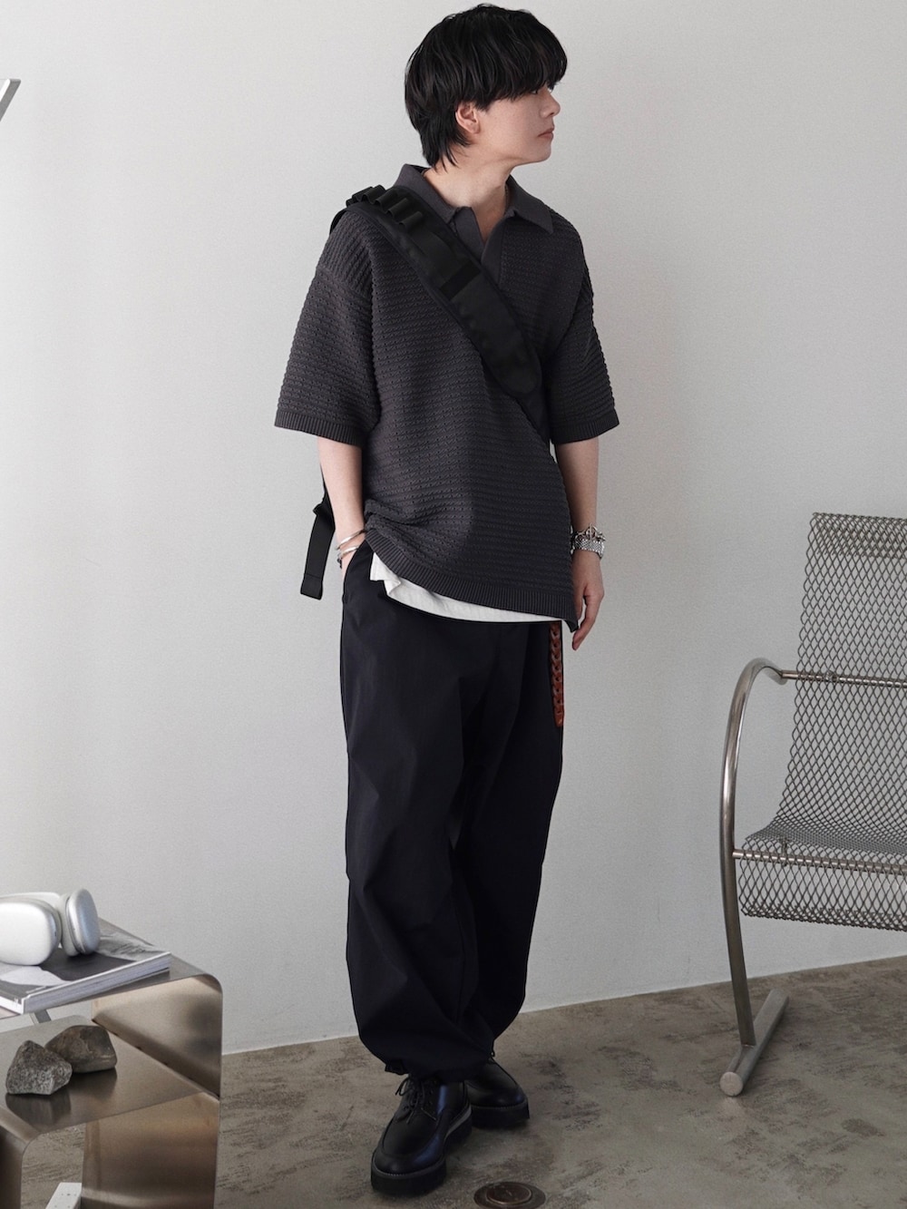 「休日スタイル、モノトーン、お出かけコーデ、レイヤードスタイル、デートコーデ、プチプラ、プチプラコーデ、大人カジュアル、シンプルコーデ、トラックパンツ、春夏コーデ、ビッグシルエット、オーバーサイズ、ニットポロ、革靴」|「WYM LIDNMのTUCK SKIPPER KNIT POLO(ポロシャツ、グレー系)」を使った、げんじさん(メンズ・175cm)の春コーディネートの3枚目の写真
