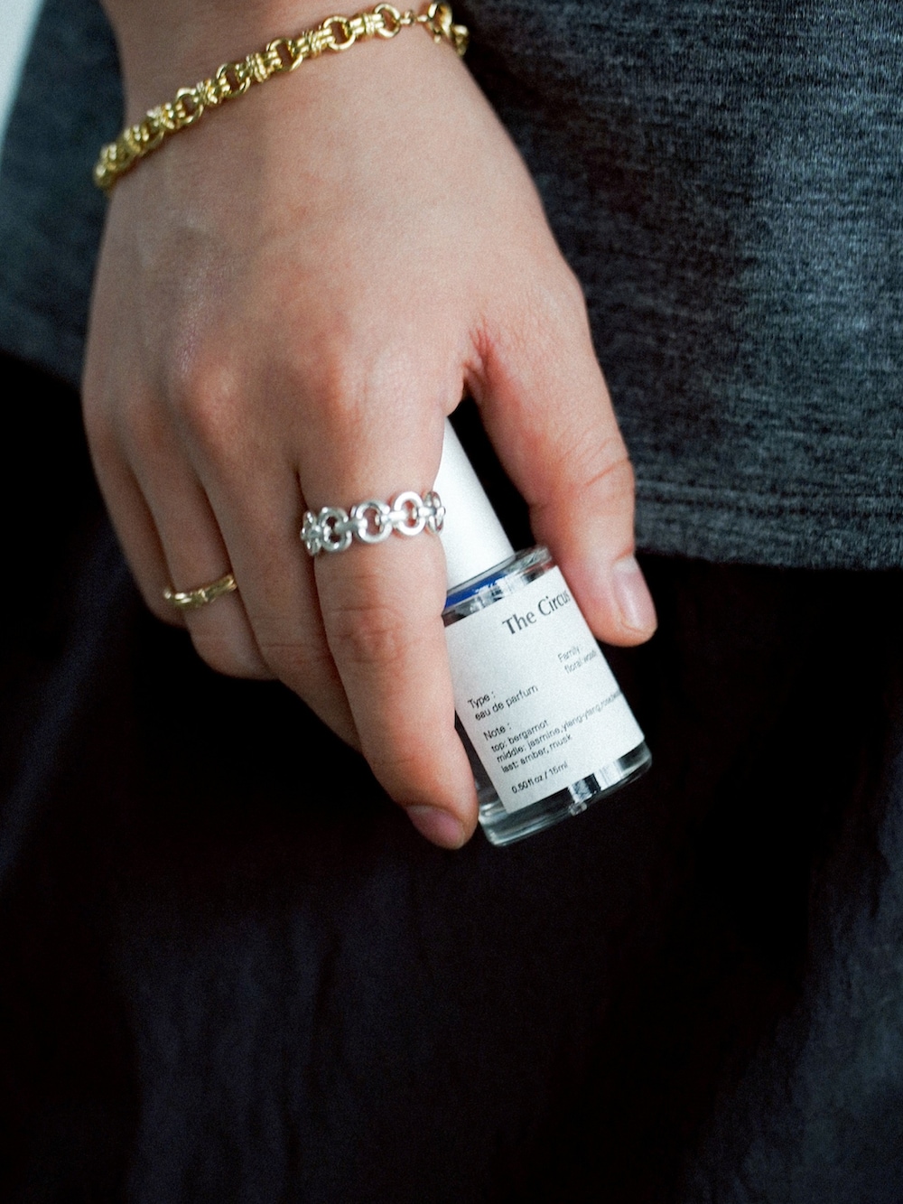 ブラック系のその他パンツ、グレー系のタンクトップ、ゴールド系のピアス（片耳用）を着用したメンズの夏コーディネートの2枚目の写真