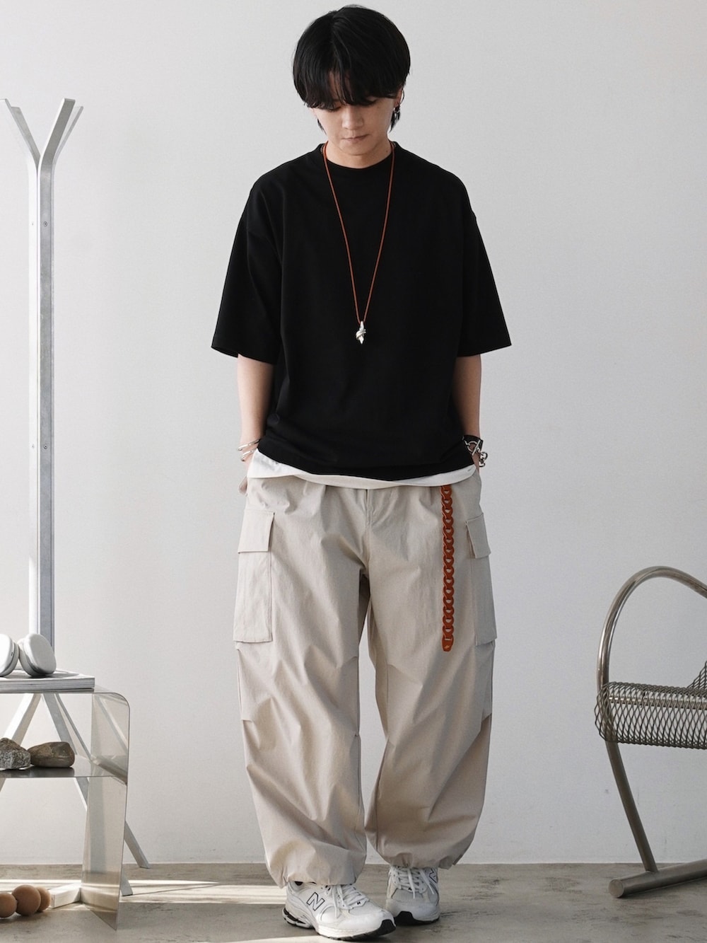 ブラック系のTシャツ/カットソー、ホワイト系のタンクトップ、グレー系のカーゴパンツを着用したメンズの夏コーディネートの2枚目の写真